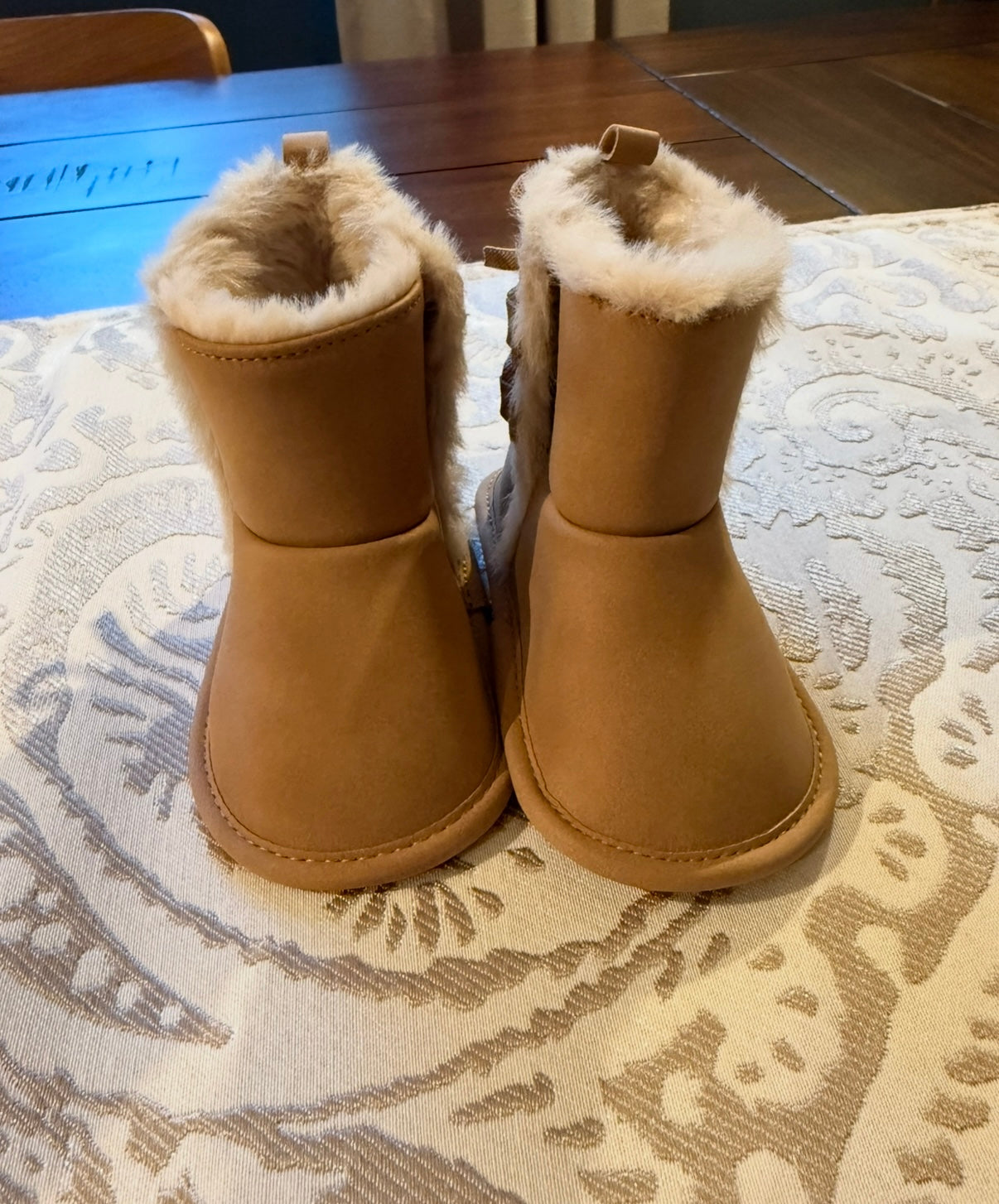 #51 6-9M Girls Soft Sole Boots Warm Fuzzy Interior NWOT