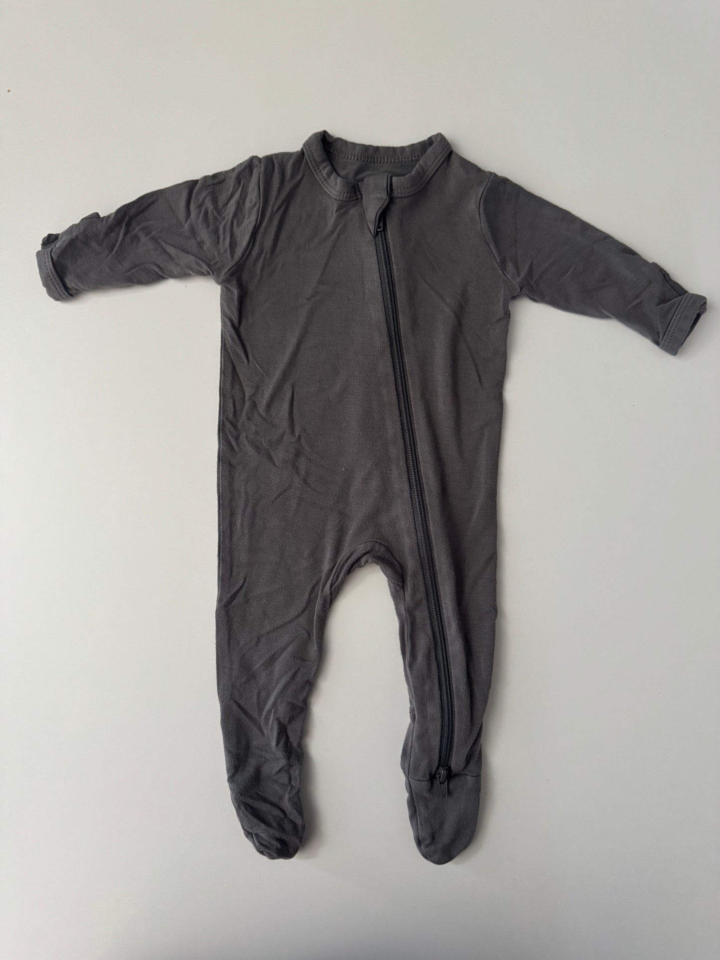 #32 Kyte Baby Newborn zipper footie
