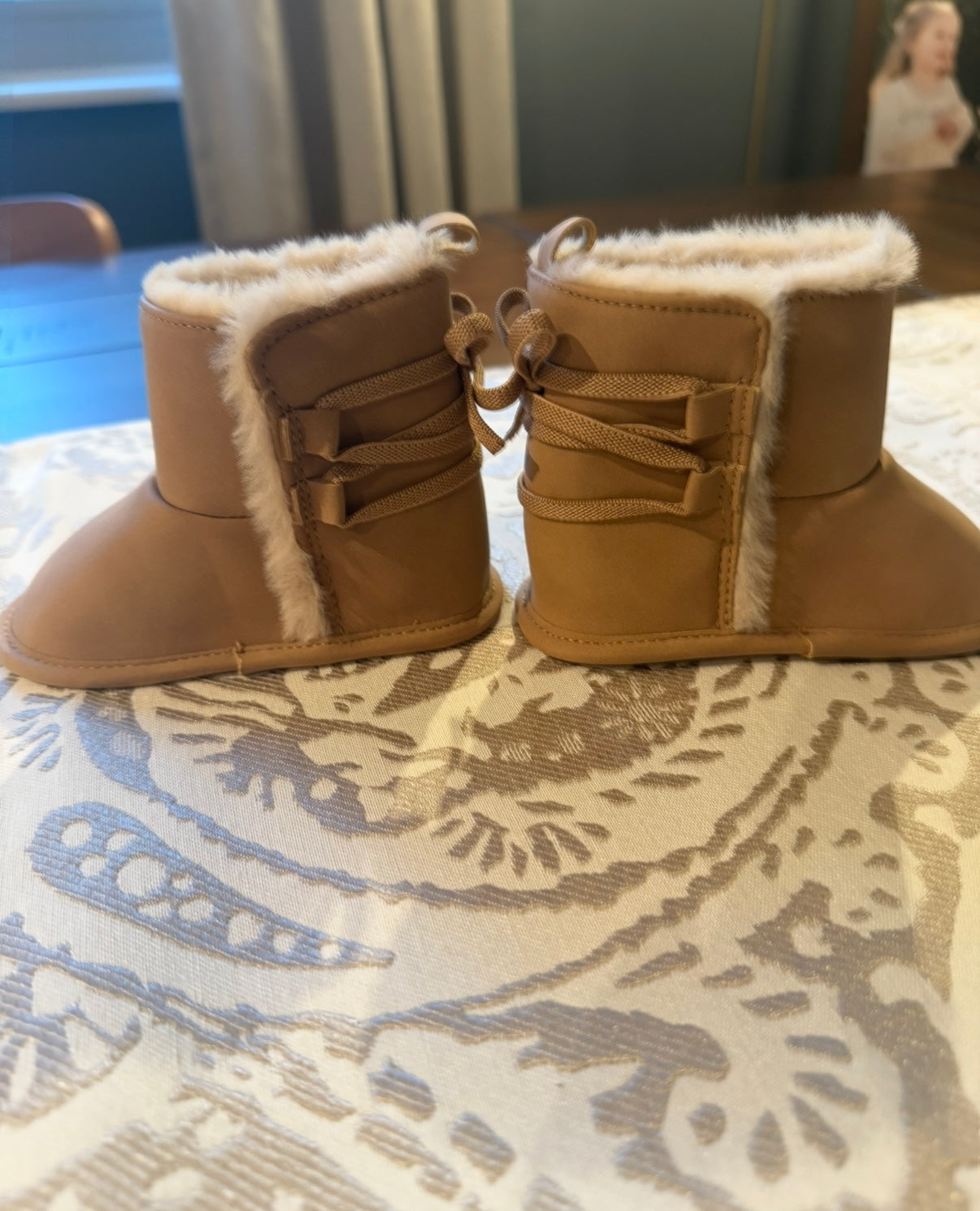 #51 6-9M Girls Soft Sole Boots Warm Fuzzy Interior NWOT
