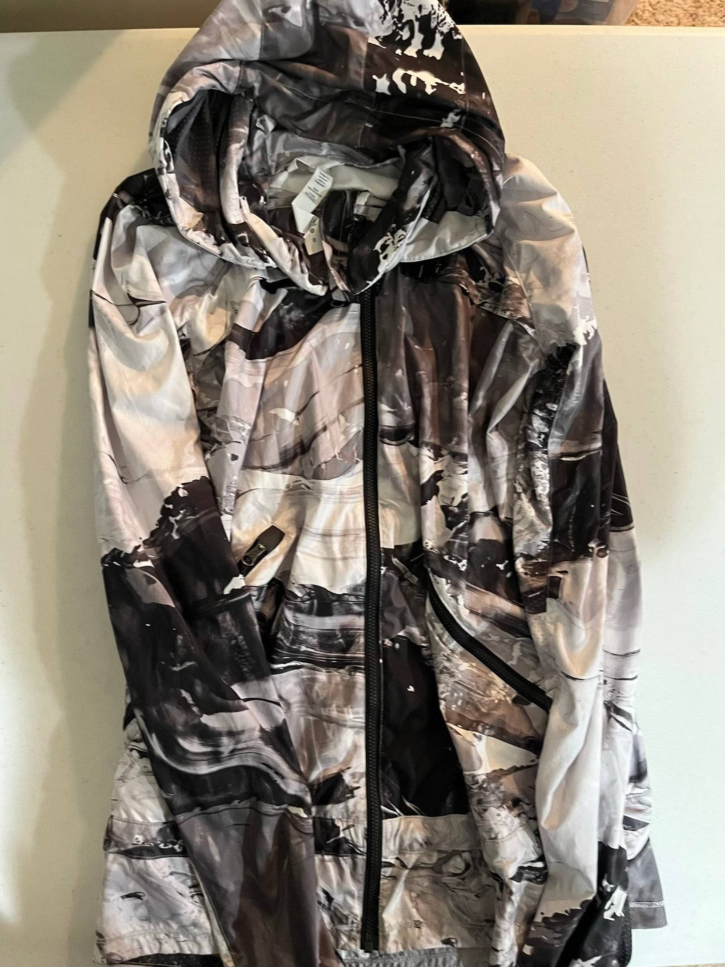 Seller #28 - Women's Size 8 LuLuLemon Windbreaker - Black/Grey/White - EUC