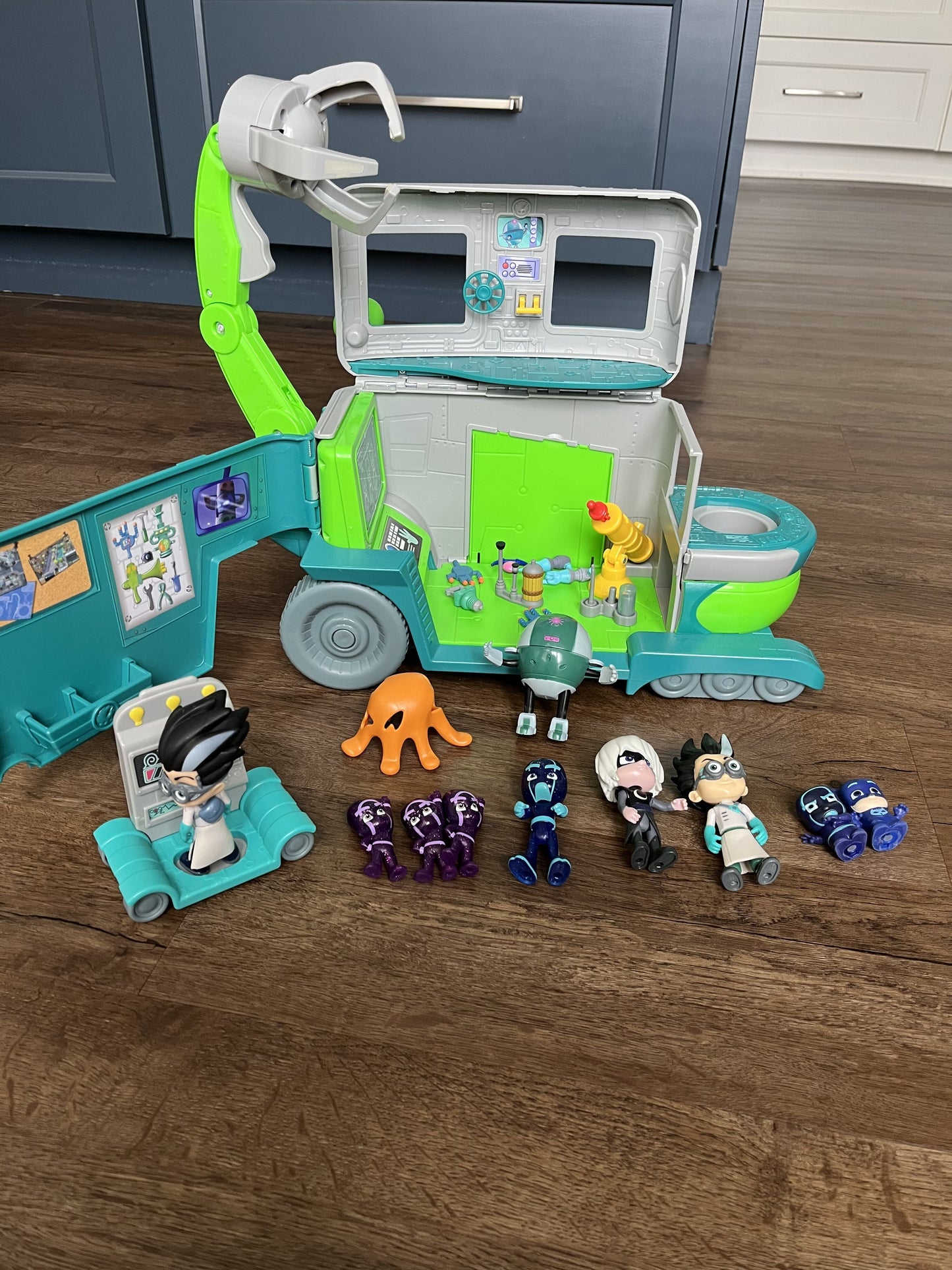 #124 PJ Masks Romeo Lab with 9 figures & accessories