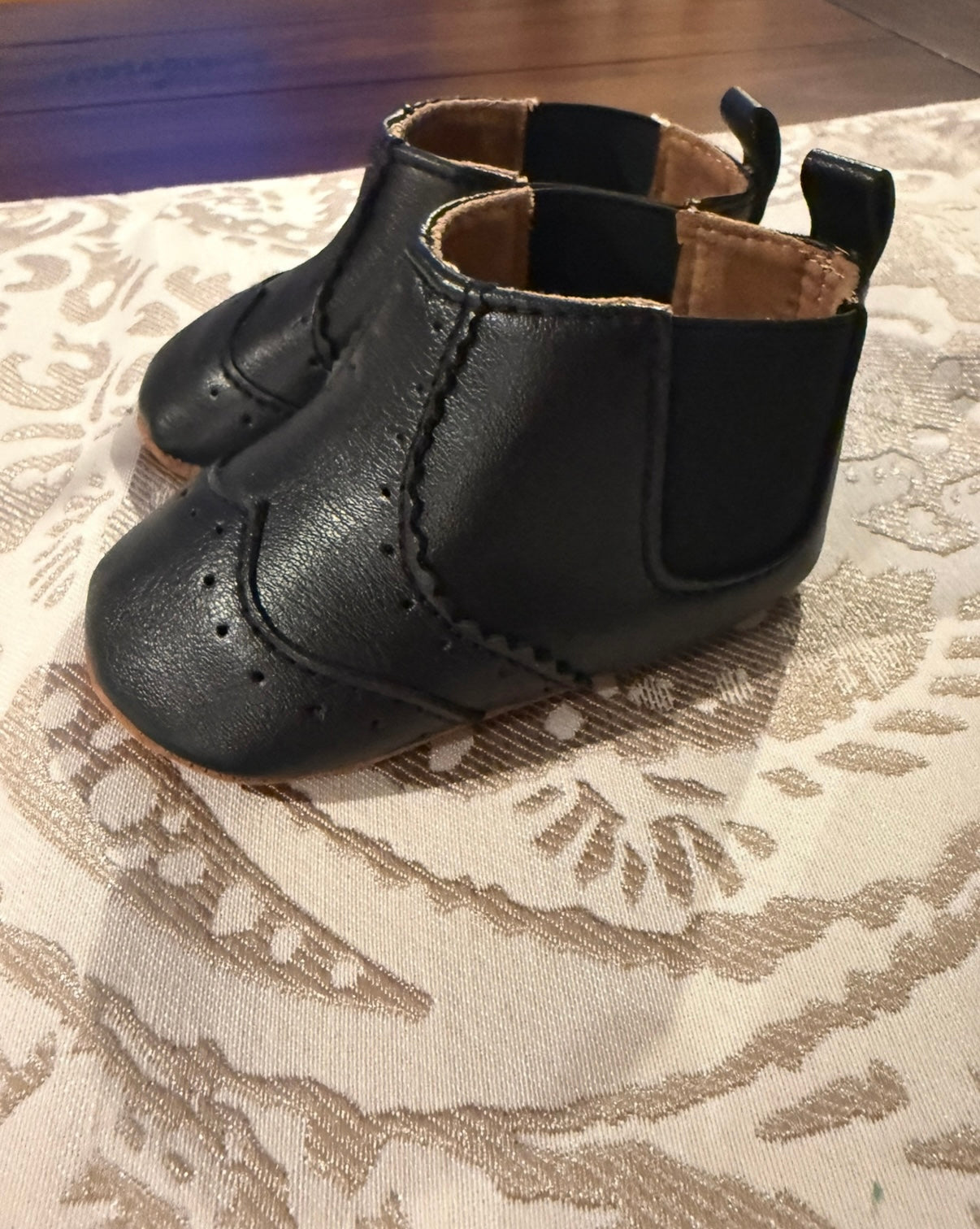 #51 REDUCED 6-12M Soft Sole Faux Leather Booties New Condition
