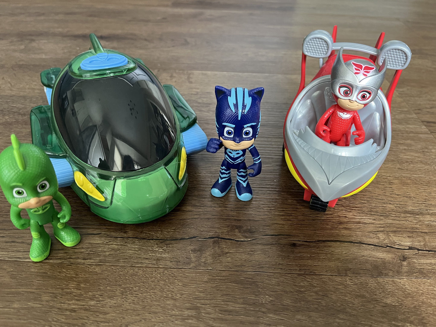 #124 PJ Masks Gekko Motorized Light up Racer & Owlette Vehicle Includes 3 Figures