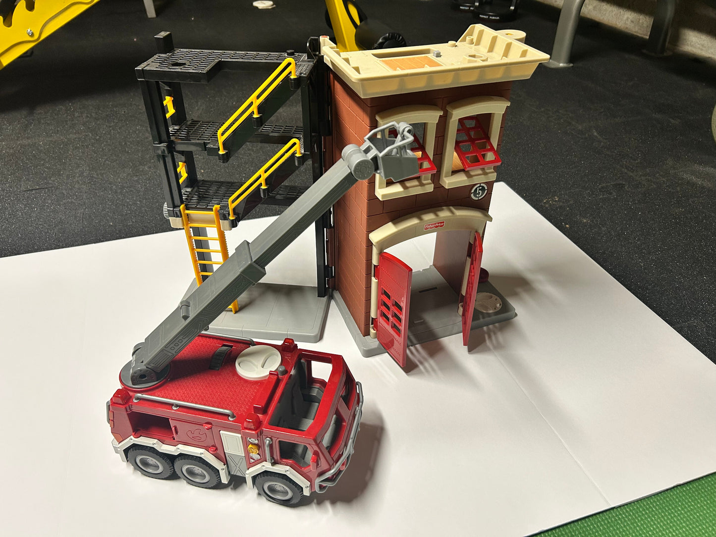 #70 Fire truck and firehouse set