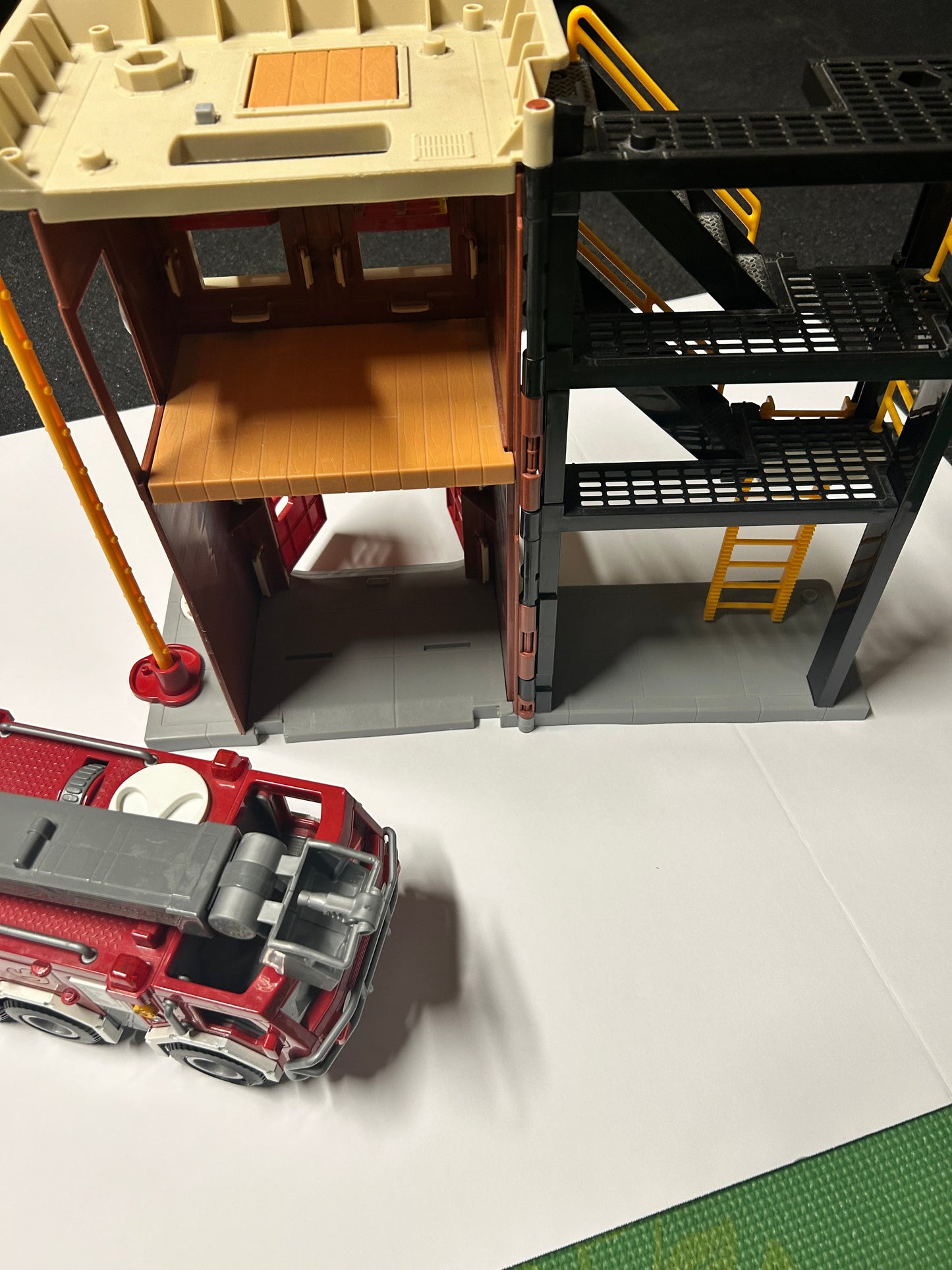 #70 Fire truck and firehouse set
