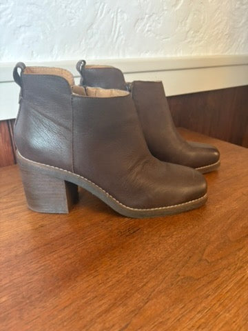 Seller 183 - Women's Brown Boots - Size 11M- EUC