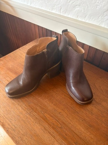 Seller 183 - Women's Brown Boots - Size 11M- EUC