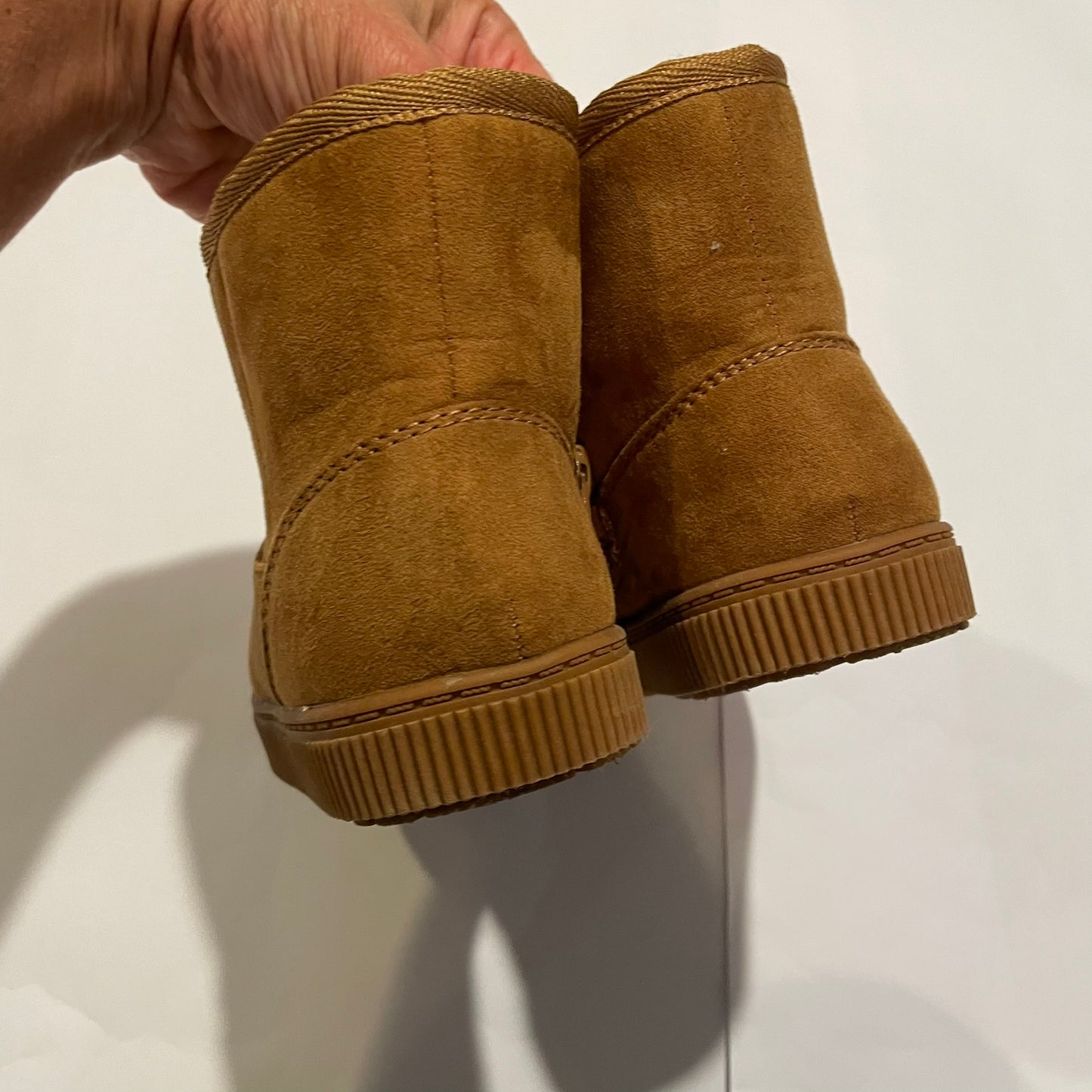 #126 Girls Cat & Jack sz 10 Tan Low Winter Boots EUC