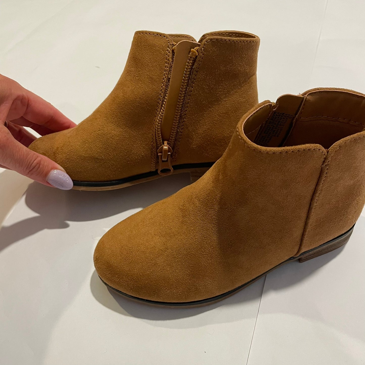 #126 Girls Cat & Jack sz 10 Tan Boots EUC