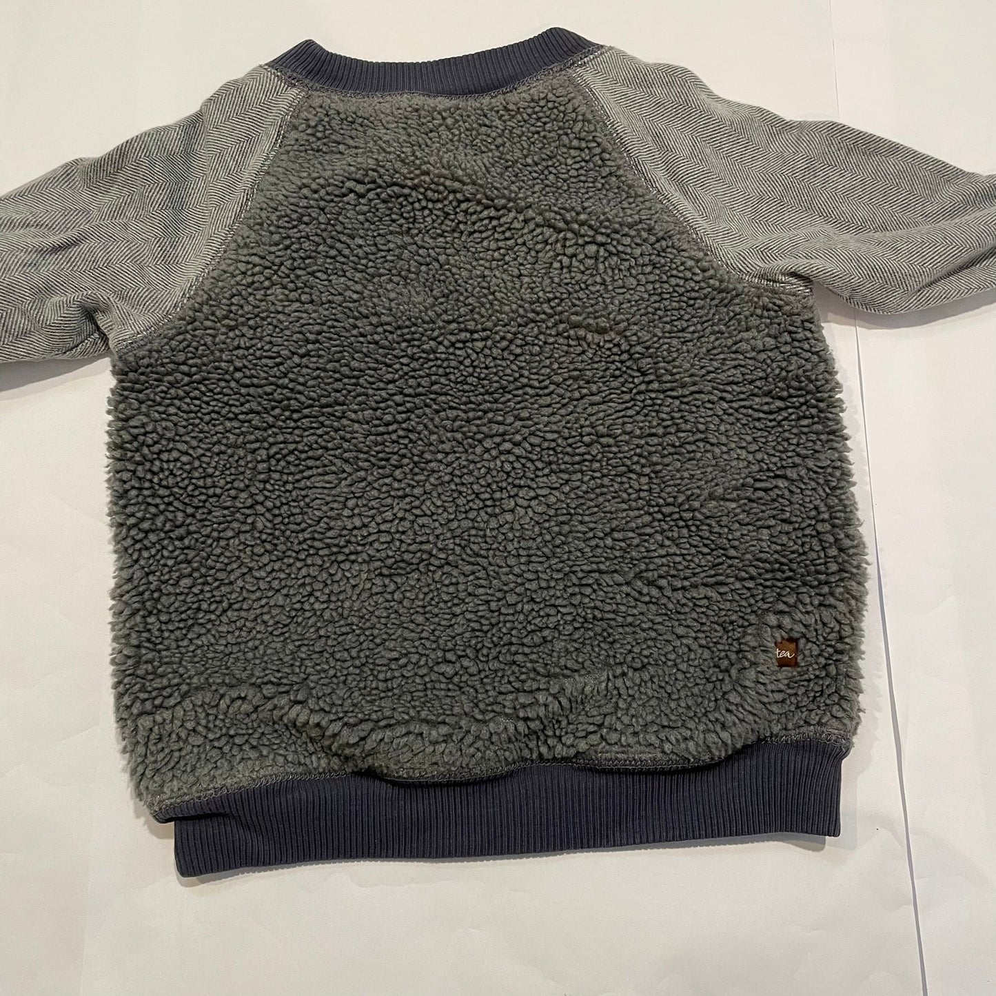 #126 Boys Tea sz 3T Navy/Gray thick sweater VGUC