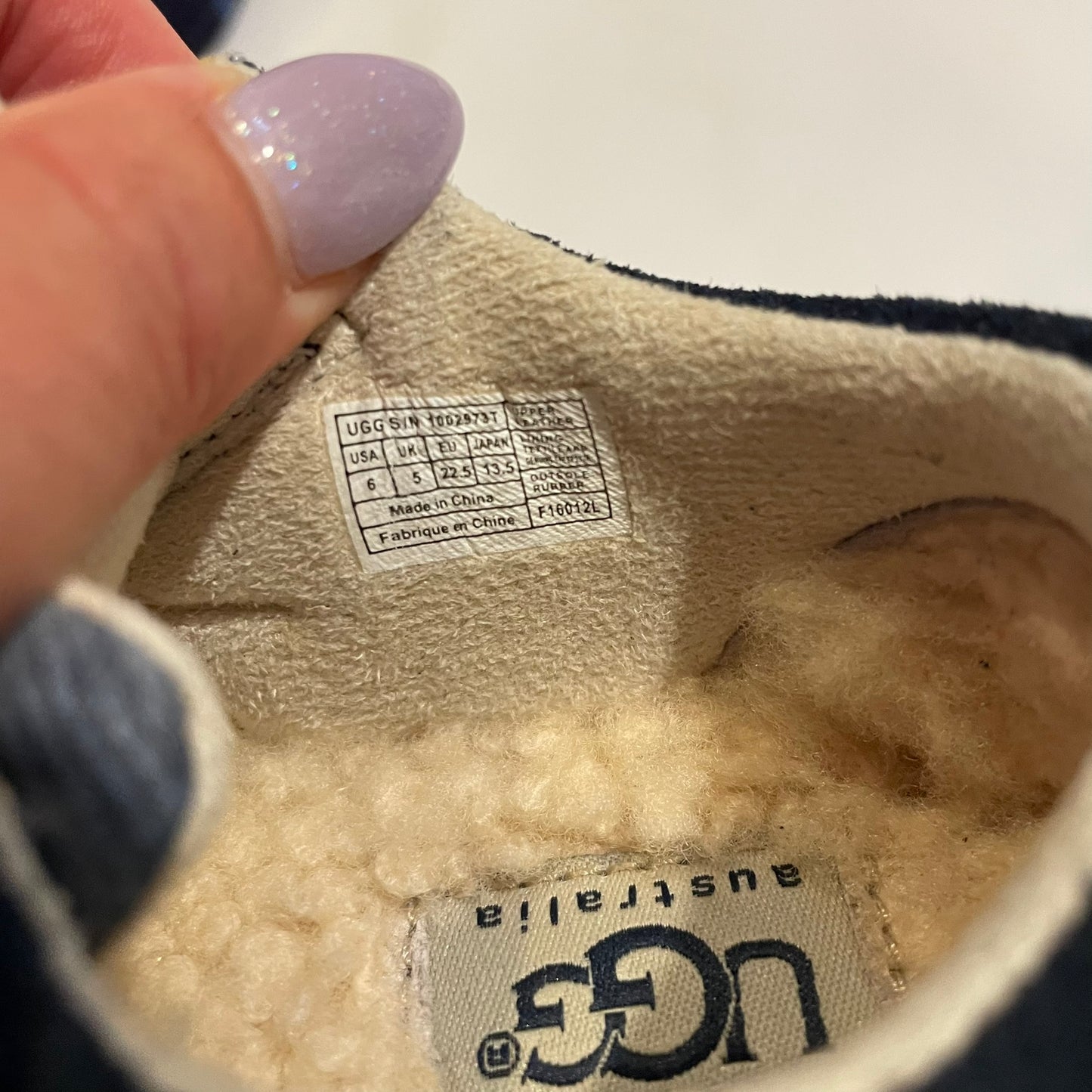 #126 Toddler Boys Ugg sz 6 Shoes EUC