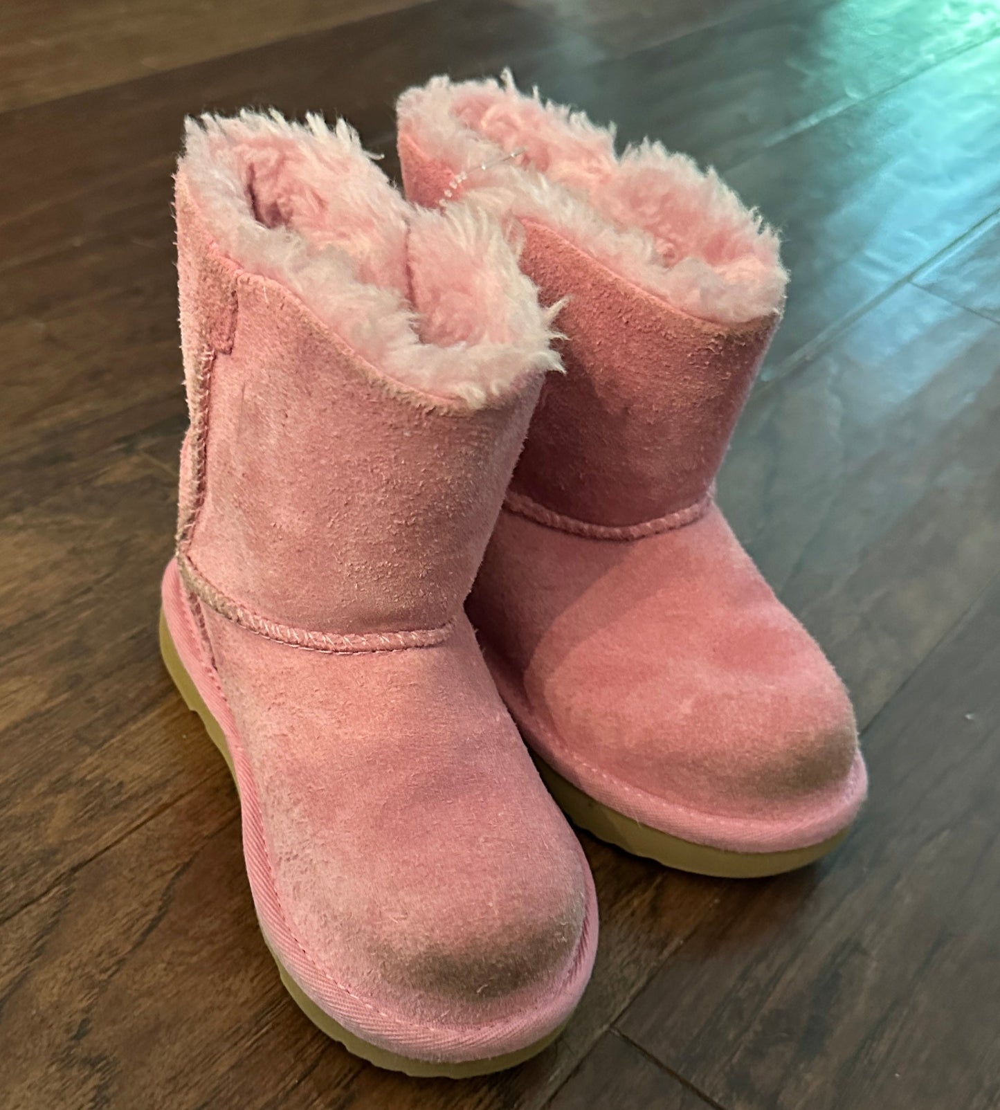 #218 Sz 9c pink leather UGG*reduced*