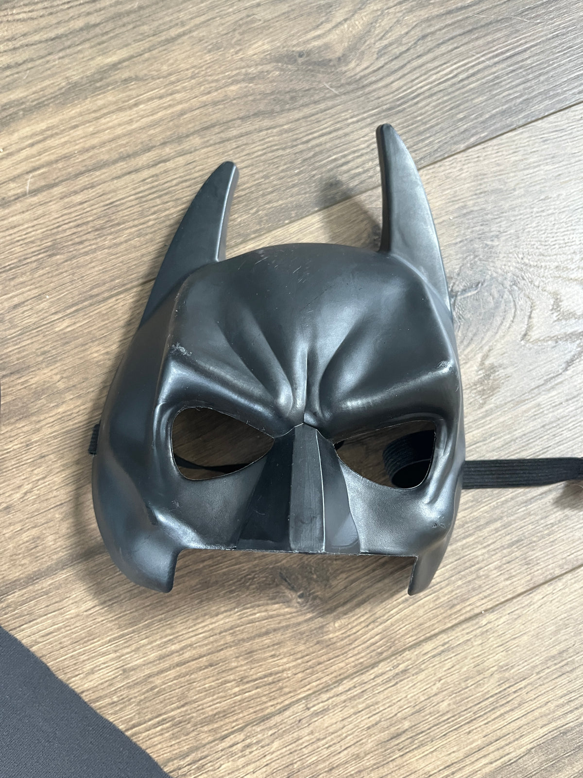 135 Batman costume, one size fits most, includes: Mask, chest plaque, cape, wrist cover