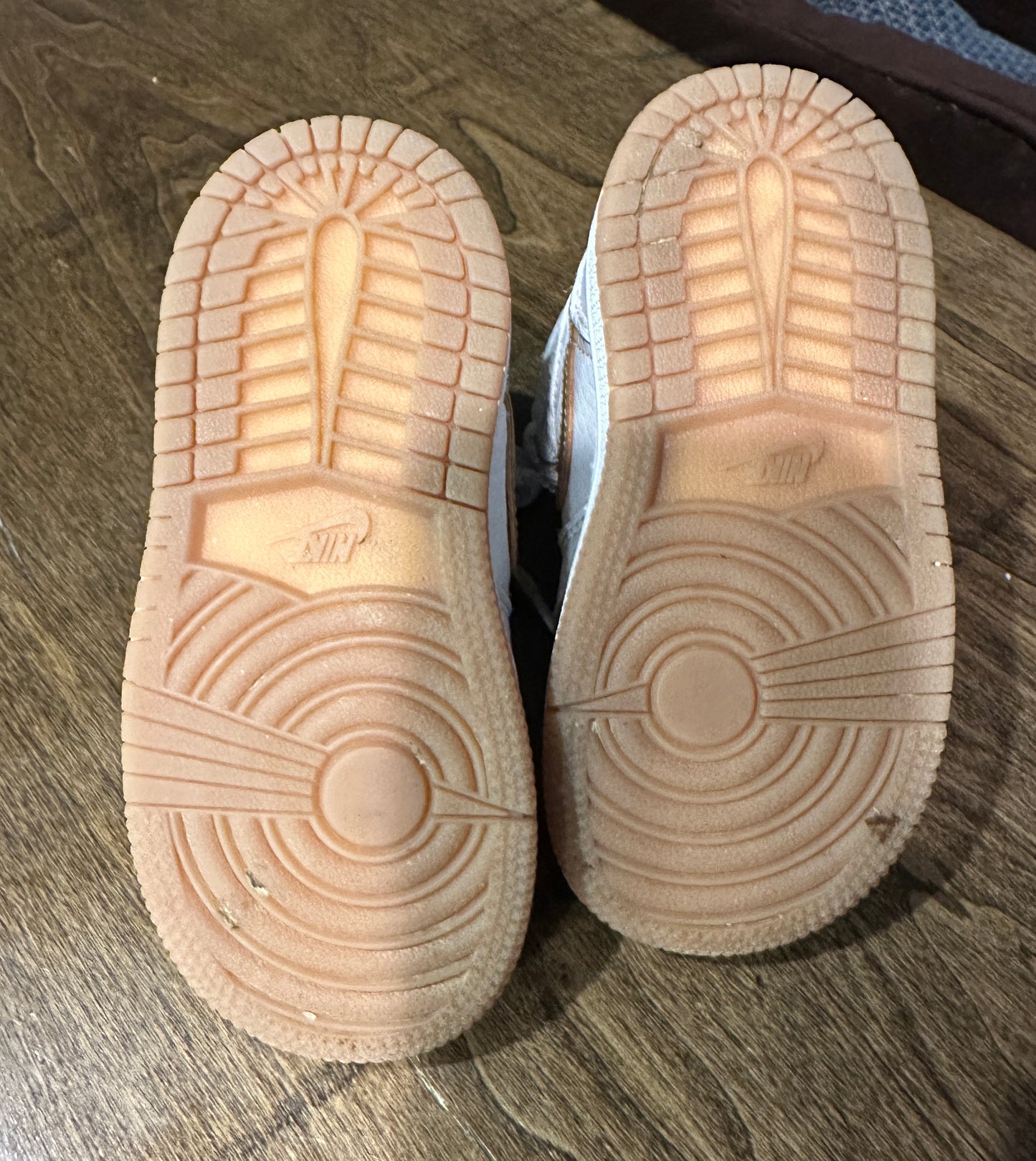 #218 Sz 7 Nike Jordans