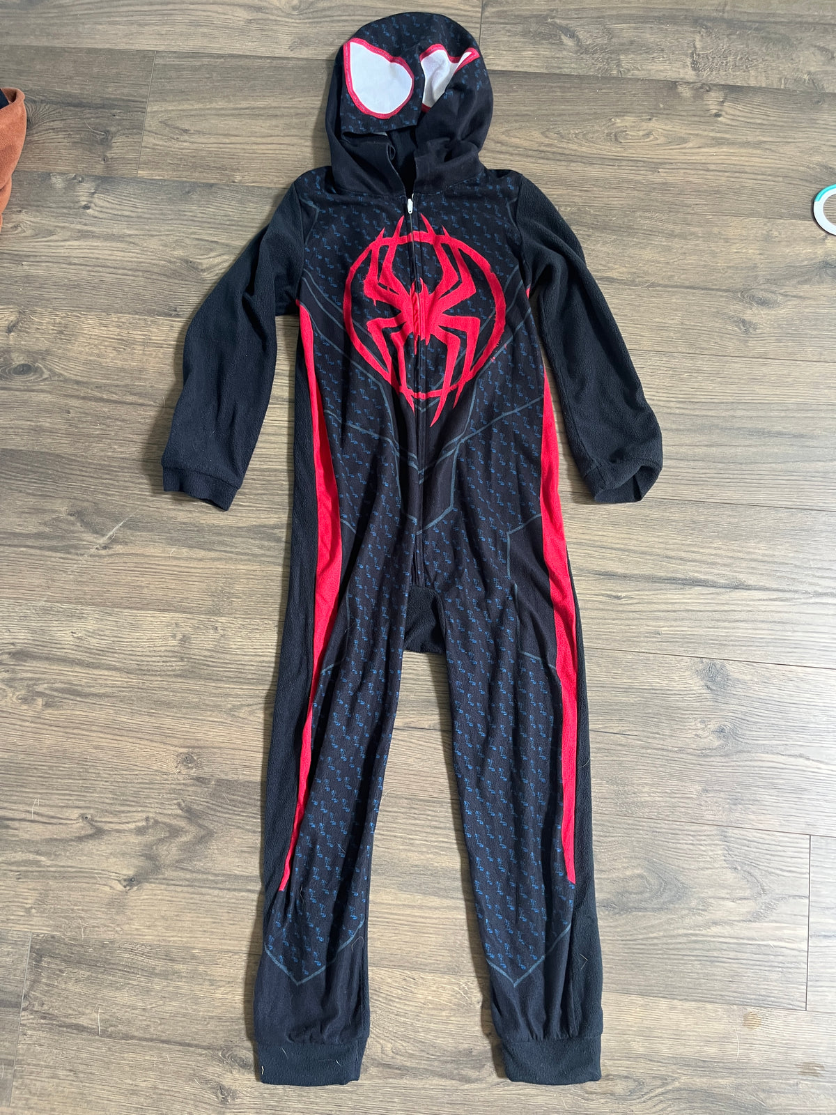 135 Spider man onesie, LN size M 8/10