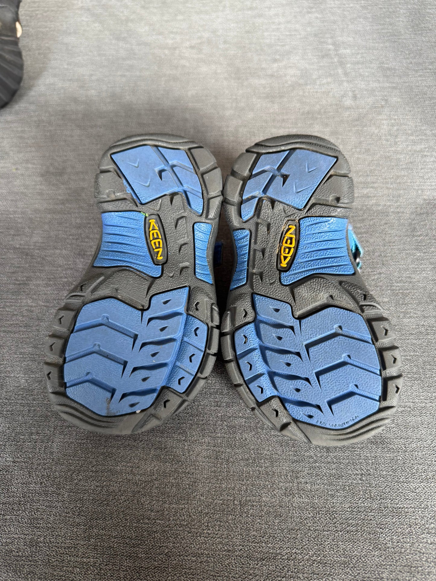 #32 Keens sandal Boys size 8, blue