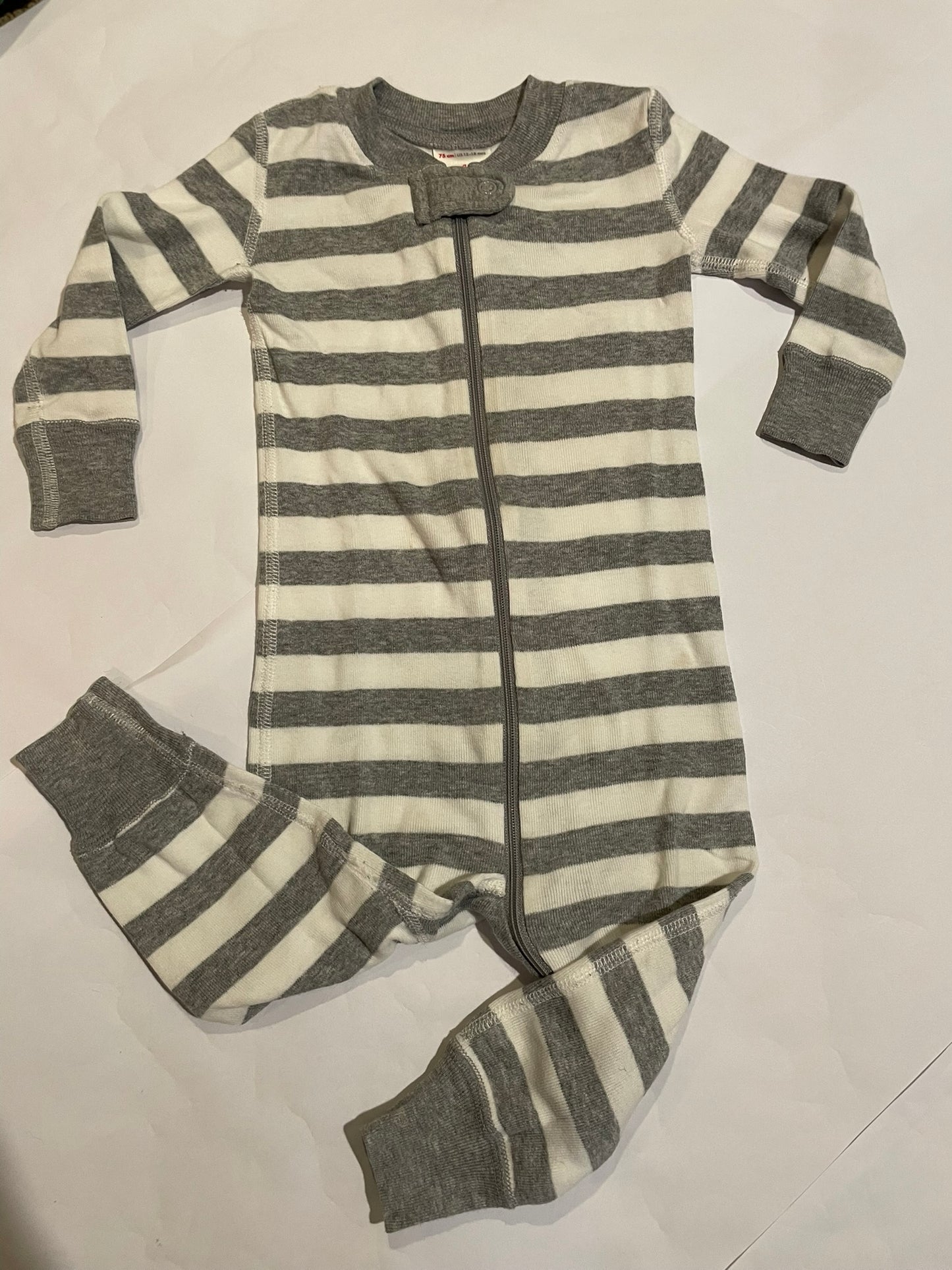#126 Hanna Andersson 75/12-18m/18M Gray/Wht Stripe Zipper Sleeper GUC/Play