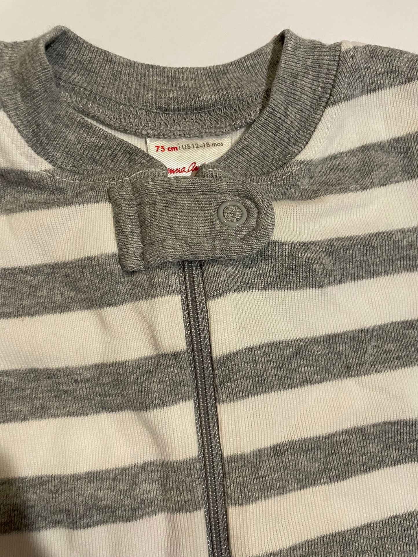 #126 Hanna Andersson 75/12-18m/18M Gray/Wht Stripe Zipper Sleeper GUC/Play