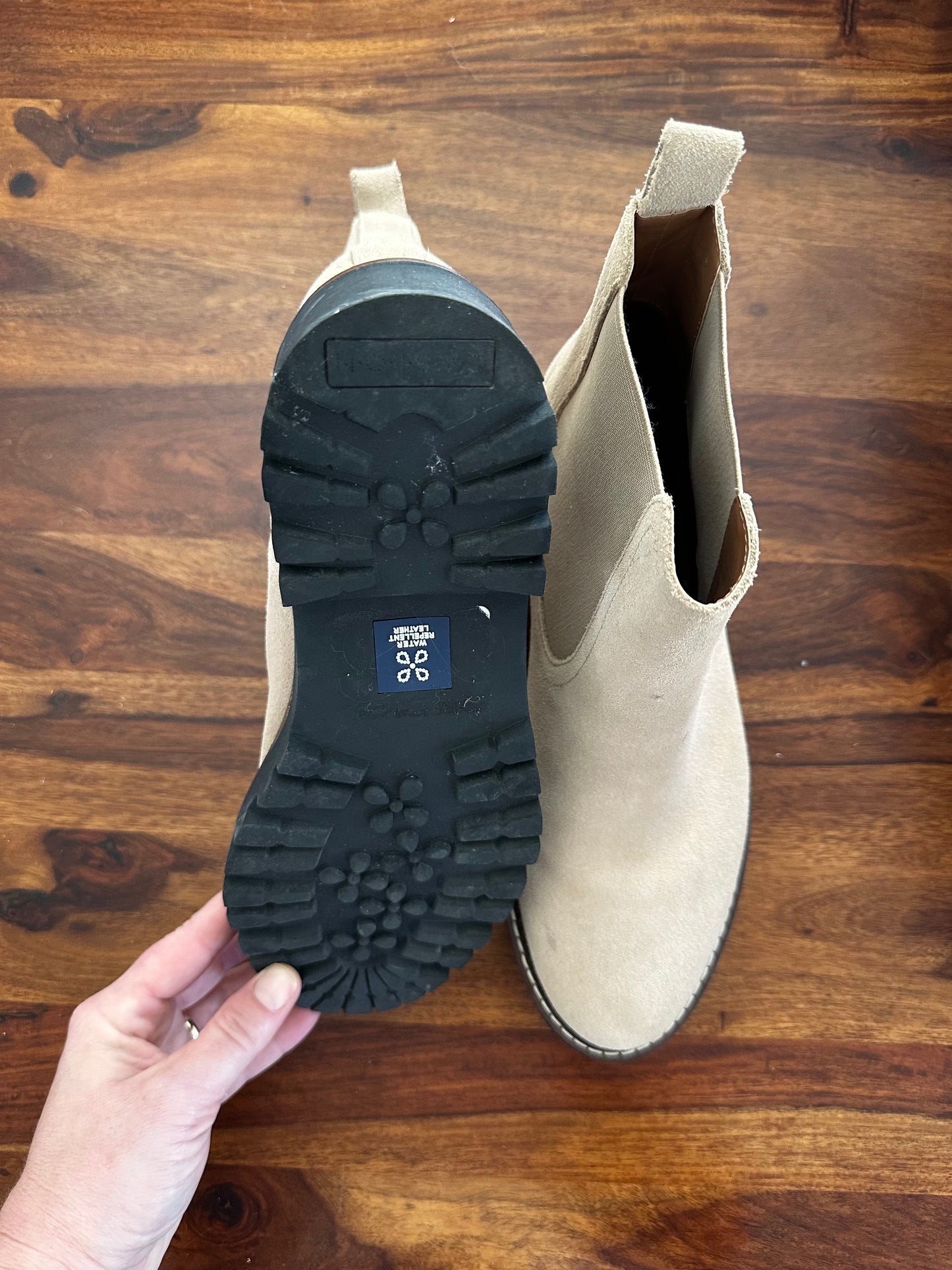 #30 Size 9 Beige Calson Chunky Chelsea Boots, New Condition
