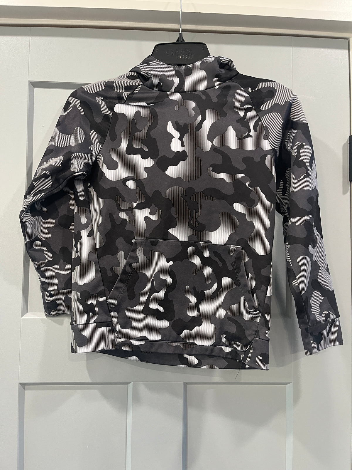 135 Boys TeKgear camo pattern Hoodie, YS (8), EUC