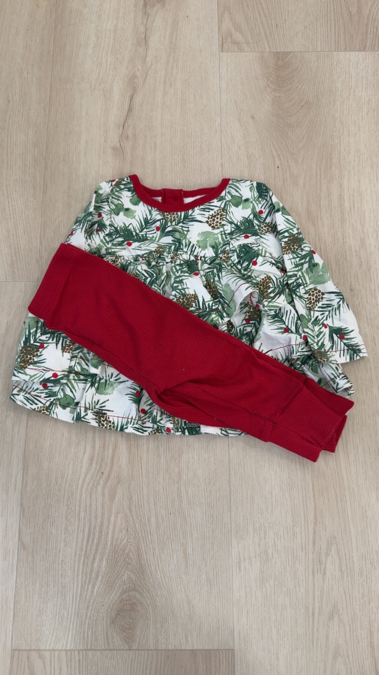 REDUCED! #49 girls Burts Bees Baby christmas holly outfit 3-6 months VGUC