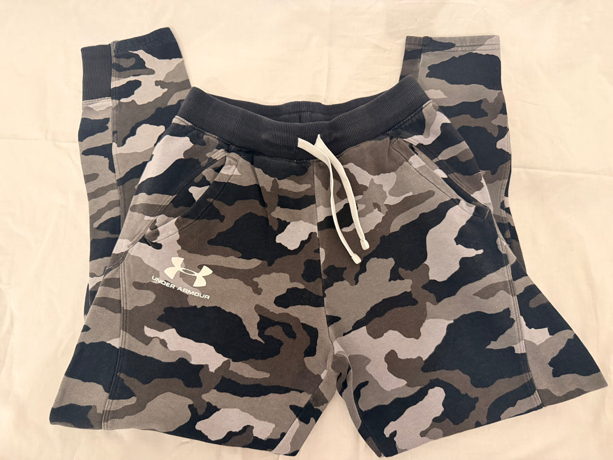 #143 Under Armour camo sweatpants joggers boys size large (L)
