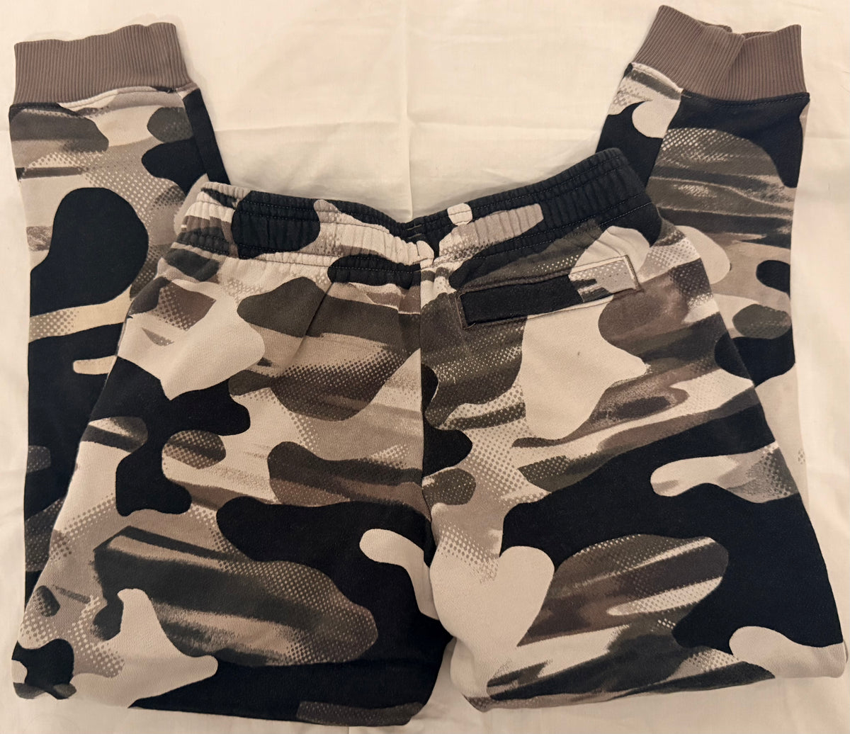 #143 Under Armour camo sweatpants joggers boys size small (S)