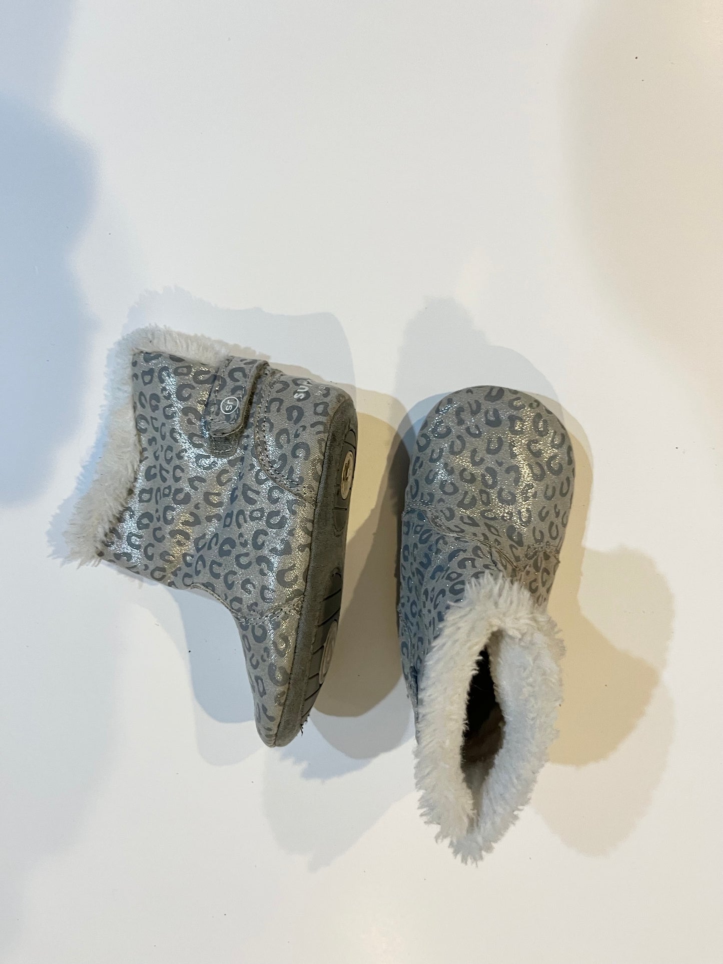 #67 Surprise Stride Rite soft booties silver leopard print 12-18 months