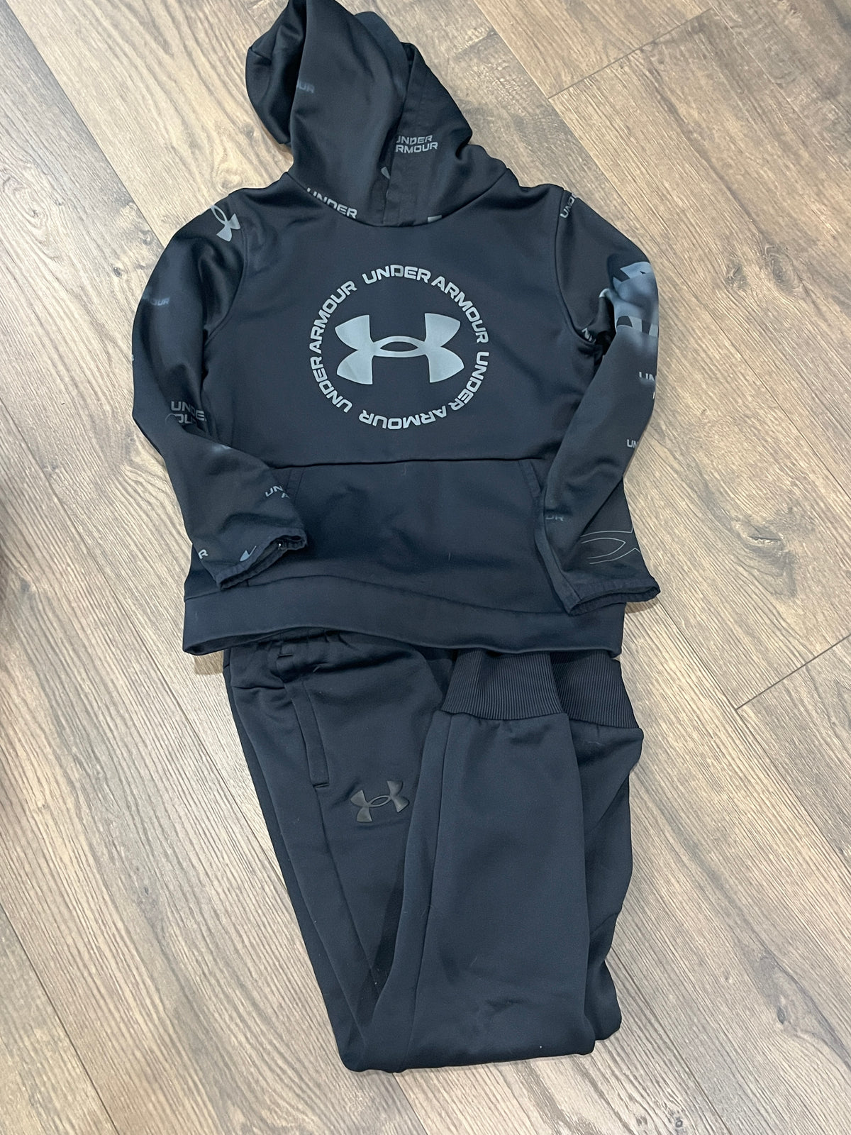 135 Boys YS under armour Black Hoodie and Black Jogger pants, EUC