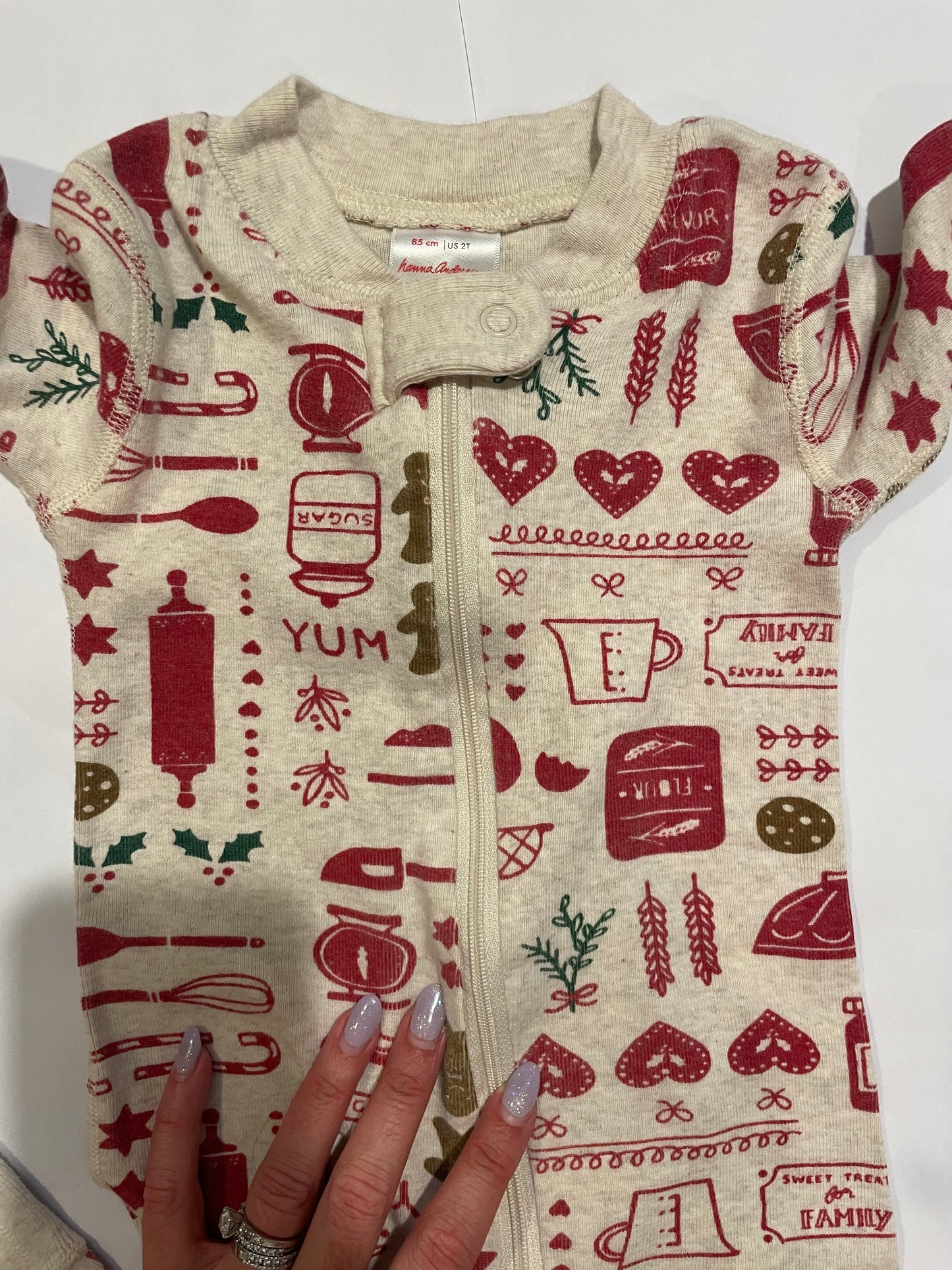 #126 Hanna Andersson 85 (2T) holiday cooking zipper jammies VGUC