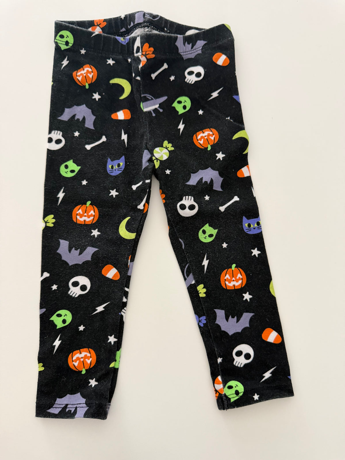 #117, Girls 18M, Etsy shop ‘hocus pocus’ peach shirt & Cat & Jack black Halloween leggings, GUC