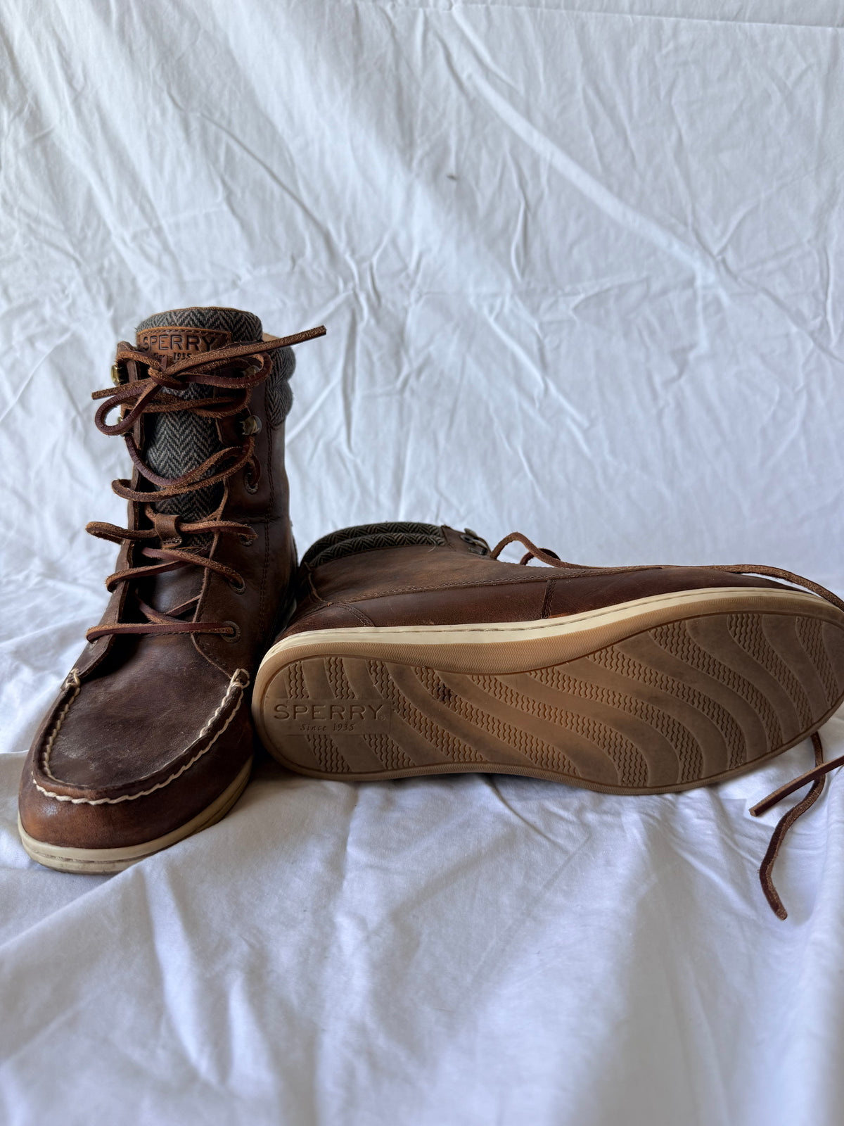 #143 Sperry moccasin-style lace-up leather boot women’s size 8