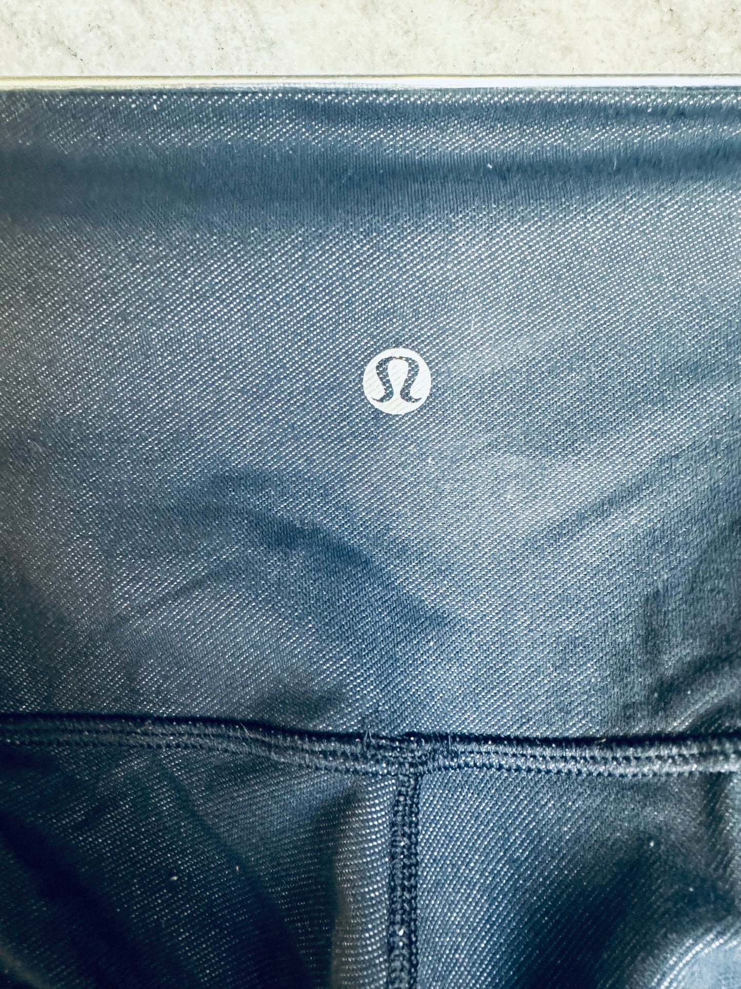 #186 REDUCED Lululemon Navy Leggings - fit like Women's 6 (missing size dot) - VGUC
