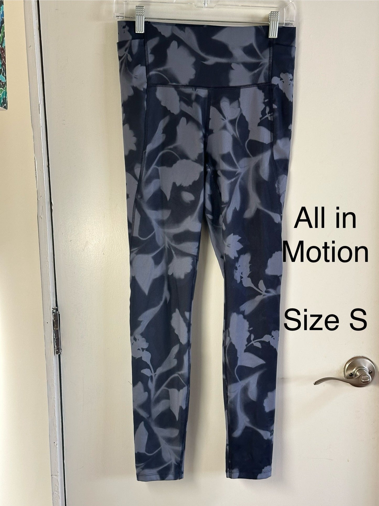 #186 All in Motion Navy Leggings with Gray Flowers - Women's S - EUC