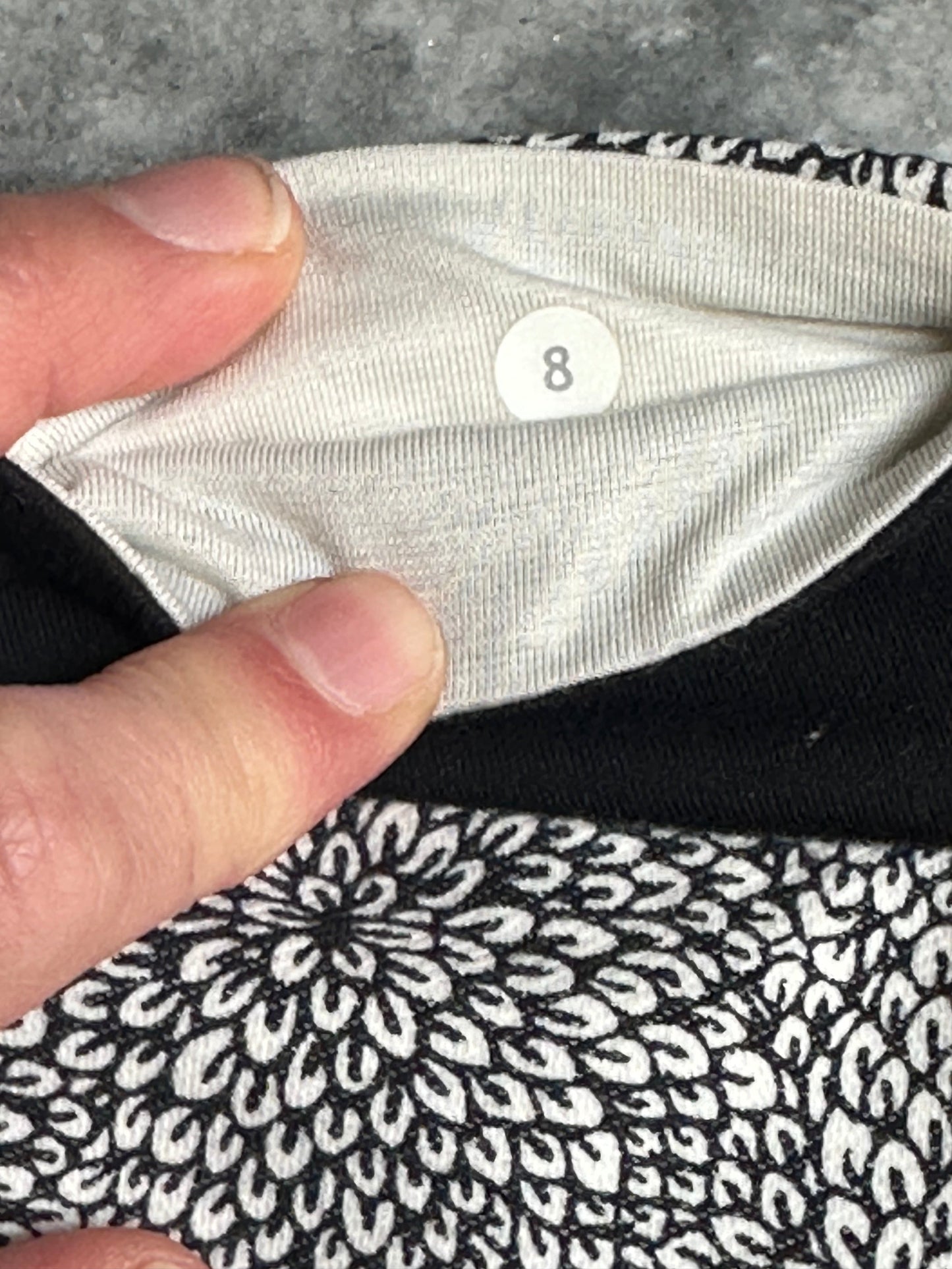 #186 REDUCED Lululemon Wunder Under Black & White Floral Leggings - Women's 8 - EUC