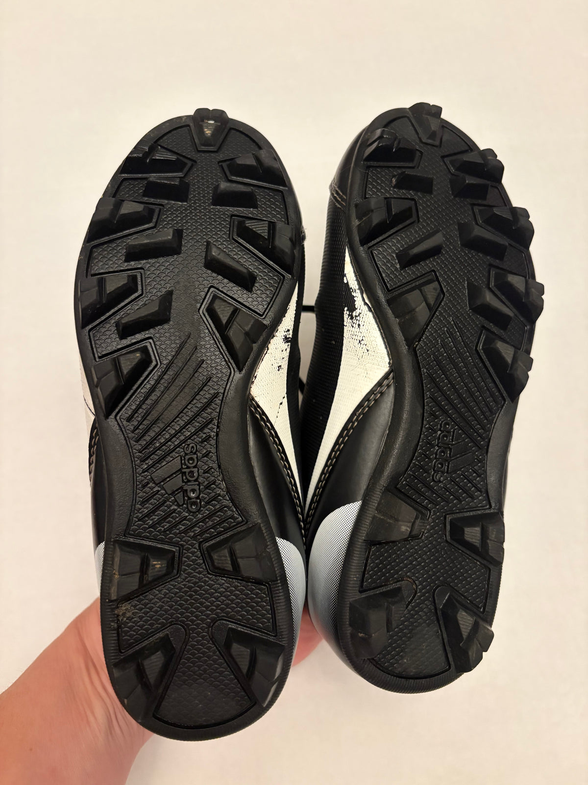 Seller 118 GUC for scuff on Adidas logo. Boys Adidas baseball cleats. Size 2 big kids
