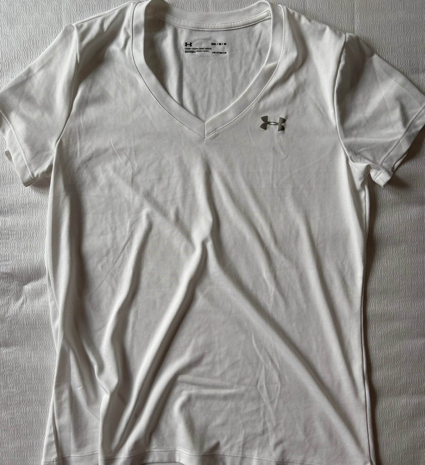 #70 under armor athletic top size medium (worn once)