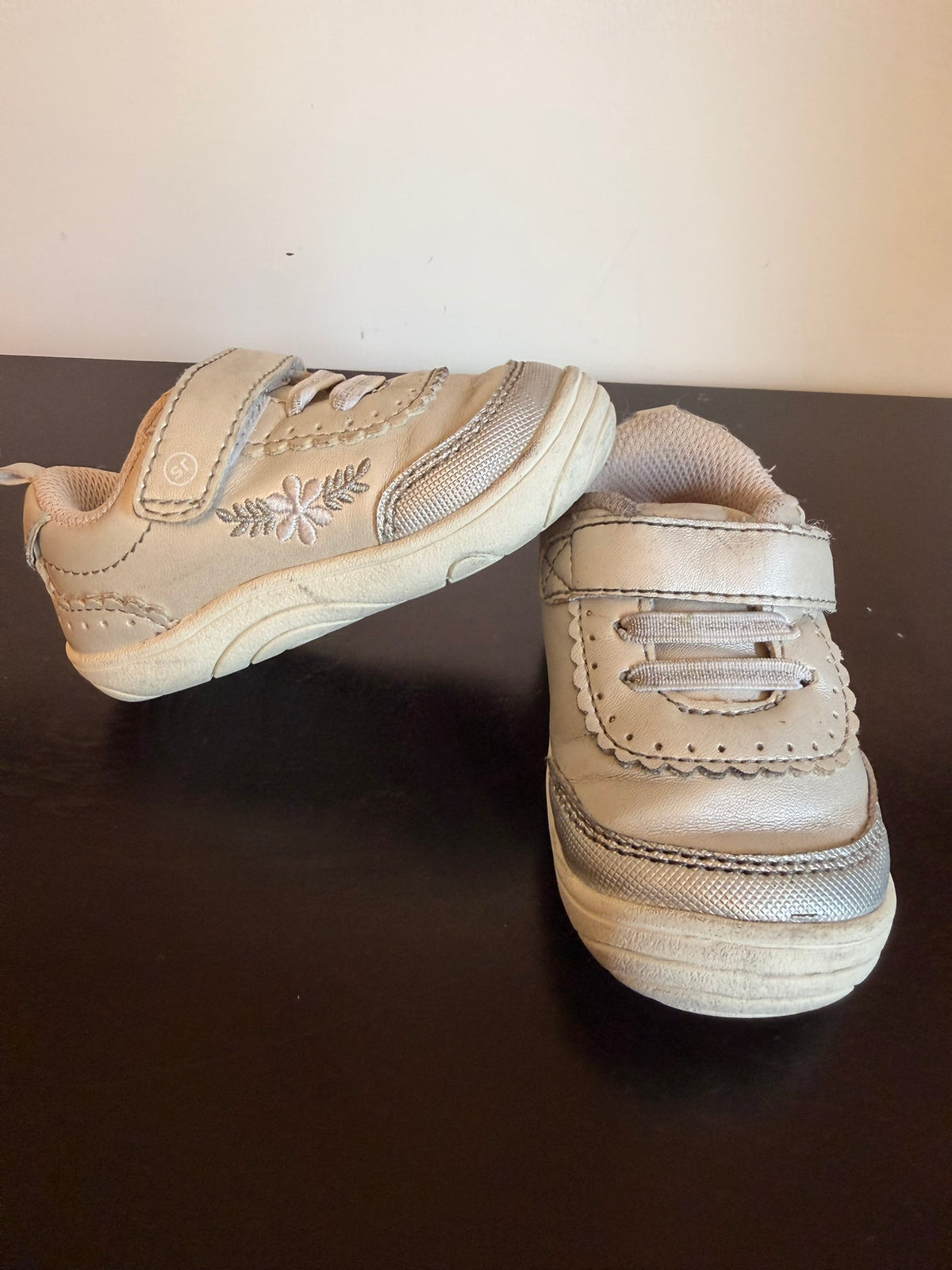 #85 Stride Rite Silver and White Tennis Shoes, Girls Shoes 5