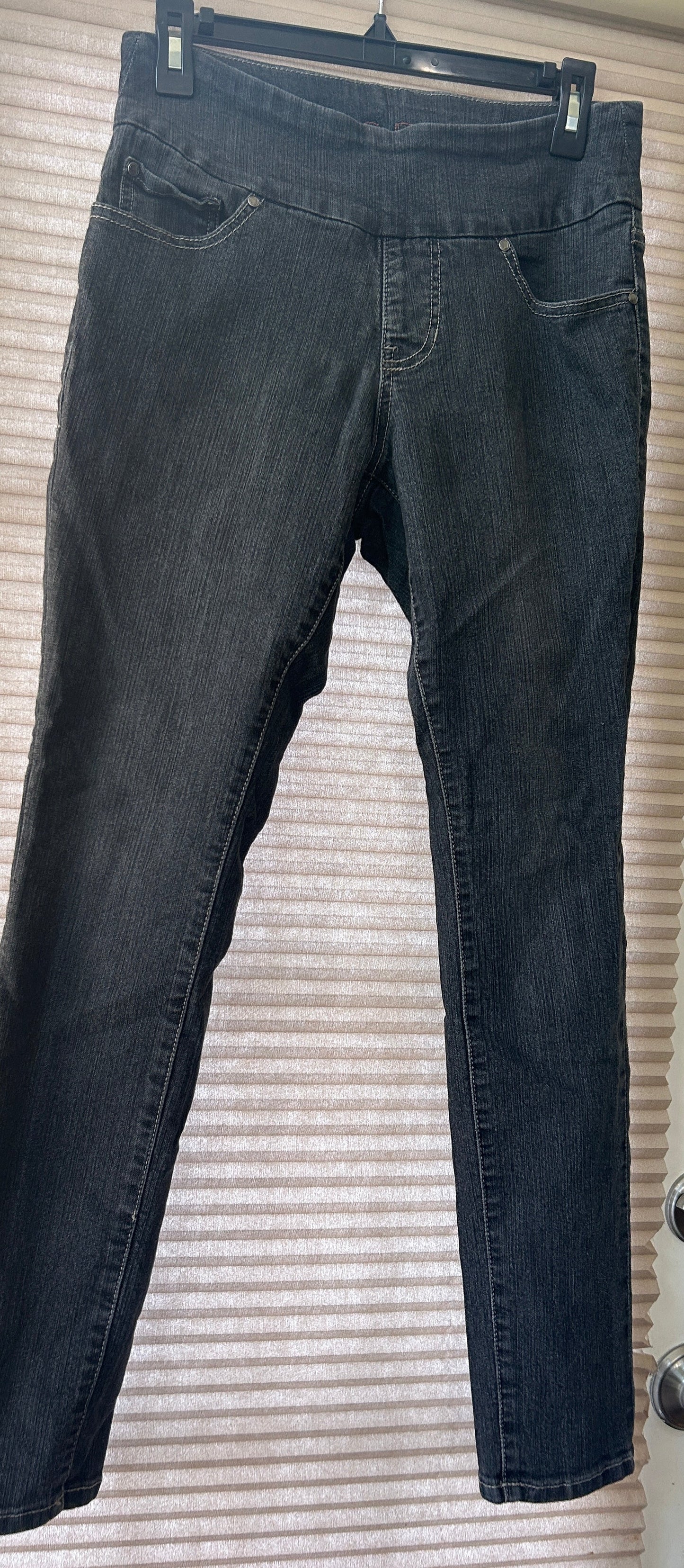 #35 women's pull on jeans size 6