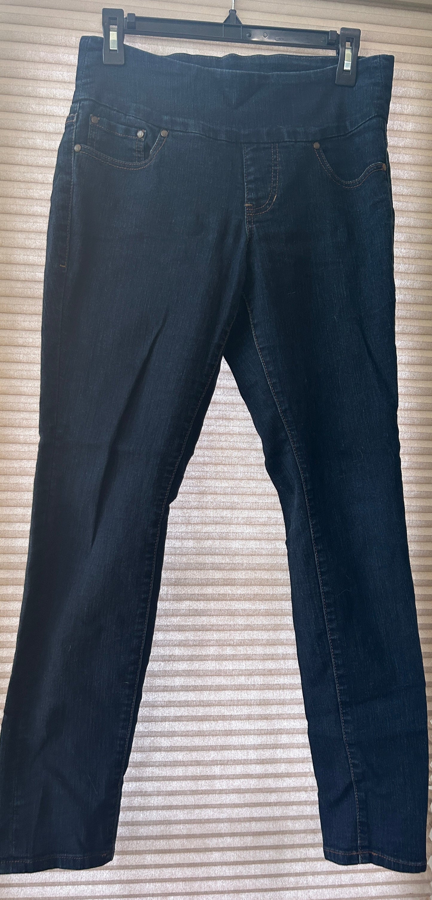 #35 women's pull on jeans size 6