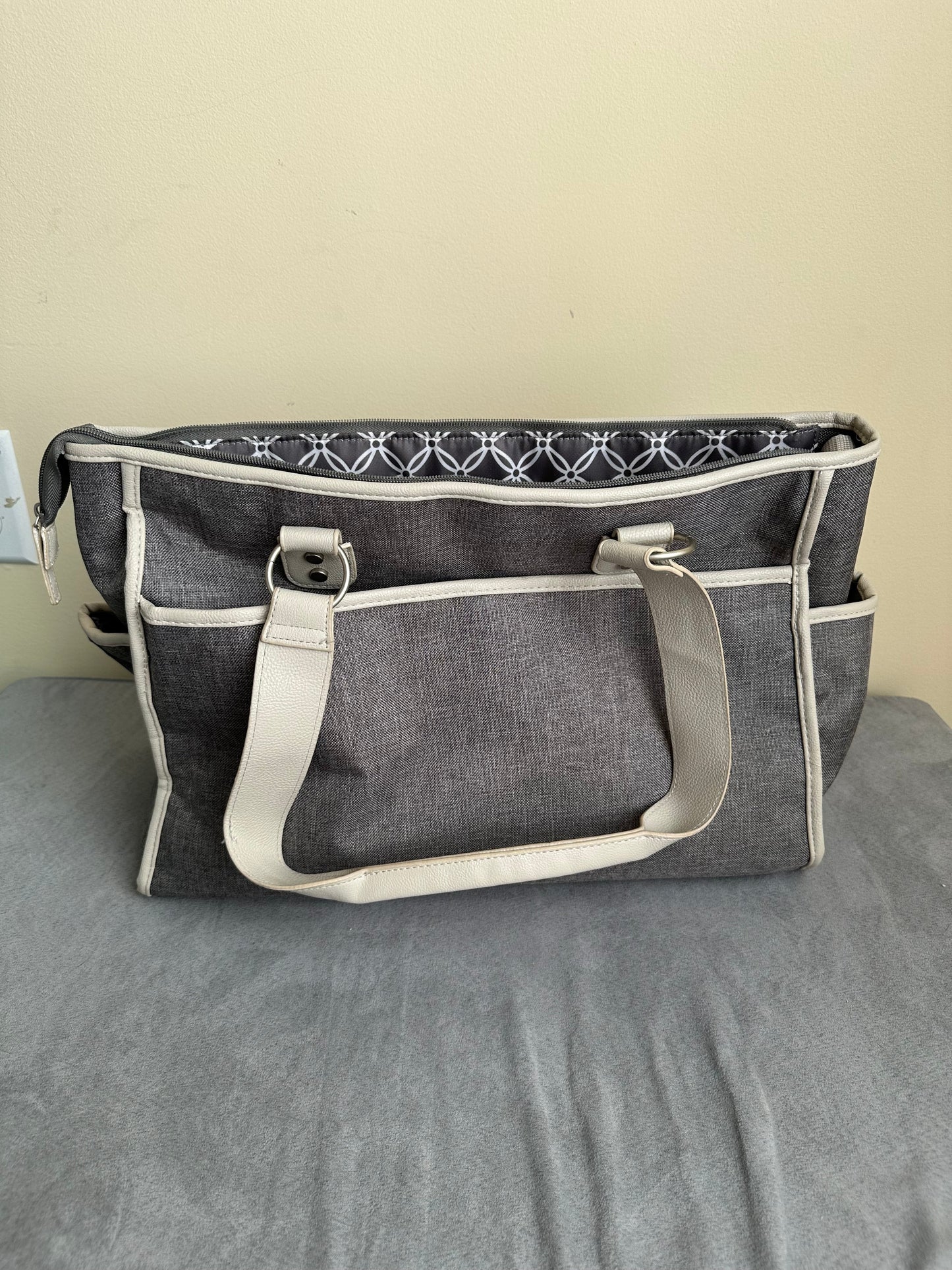 #88 diaper bag euc