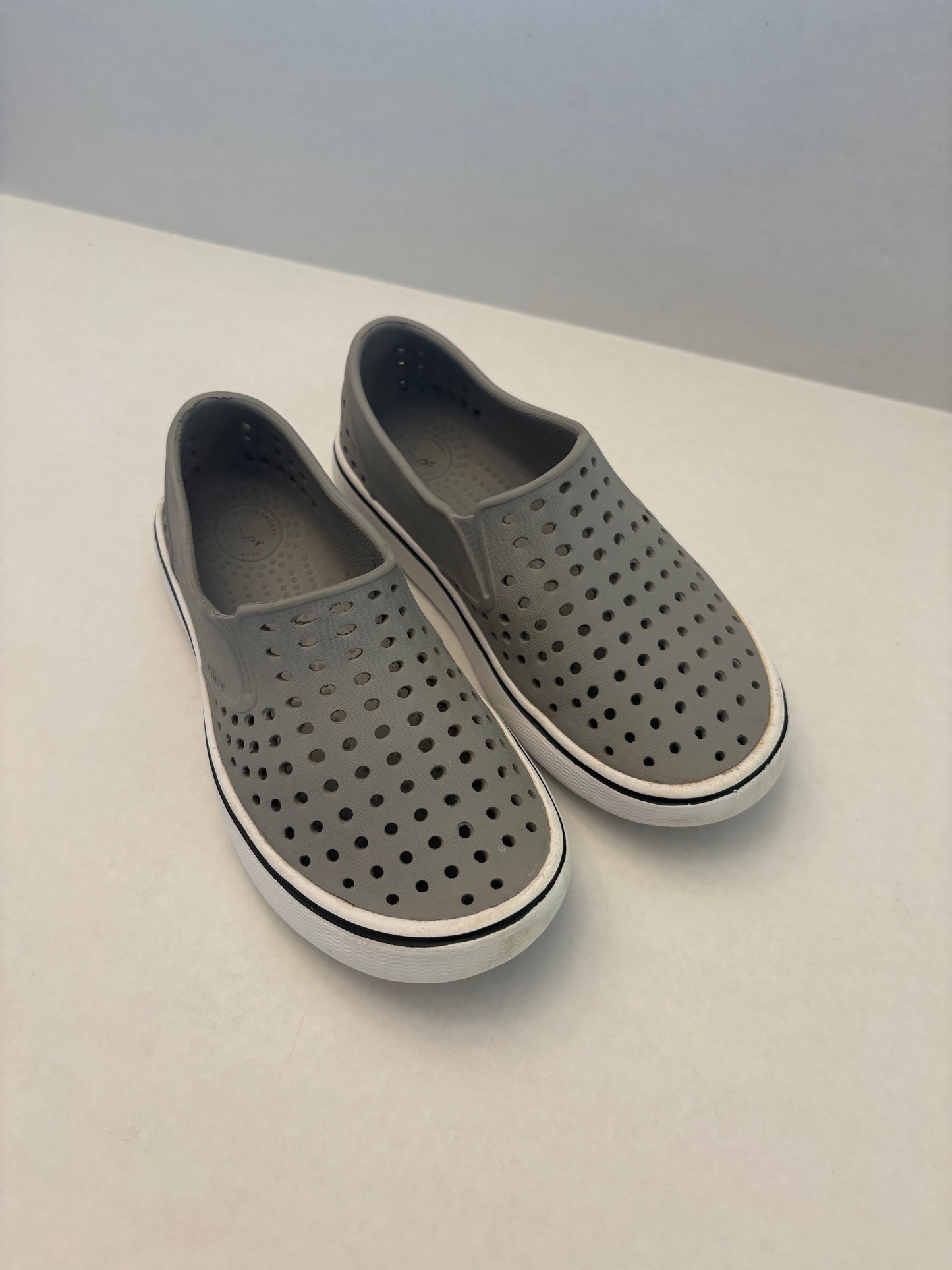 PPU 45227 Seller 121 VGUC Native loafer style shoes in gray. Size J2. I feel like this style fits .5 small