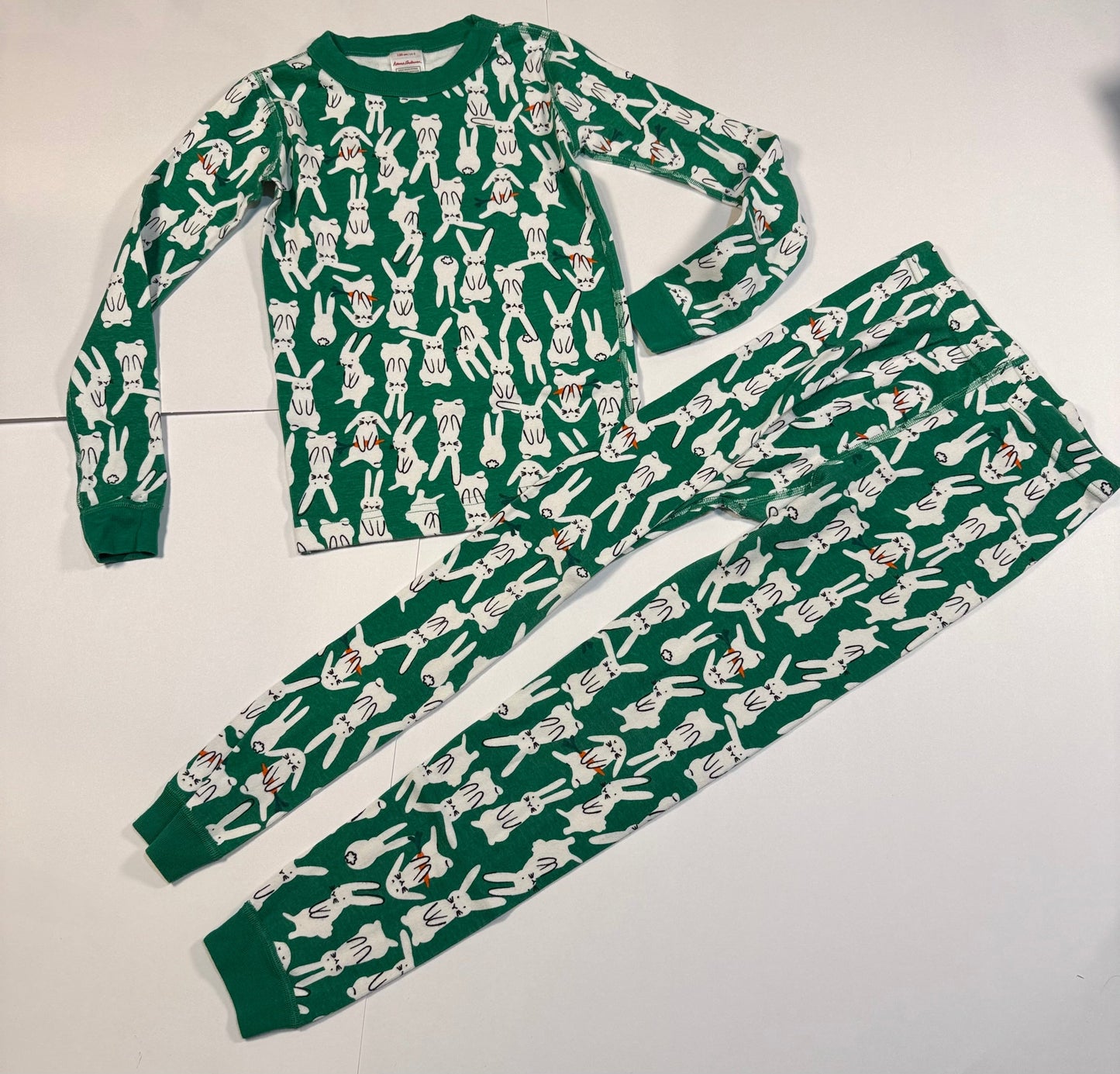 #180 Unisex Boy/Girl 130 (US 8) Hanna Andersson Green Bunny Pajamas ( 2 avaliable)