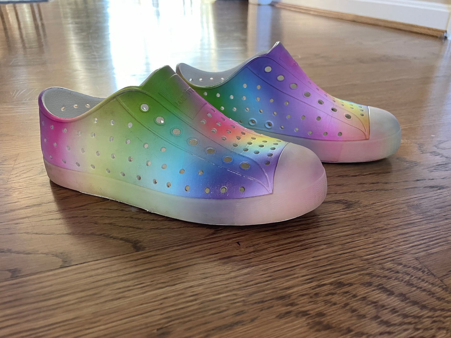 #5 Girls Native rainbow shoe, size 2