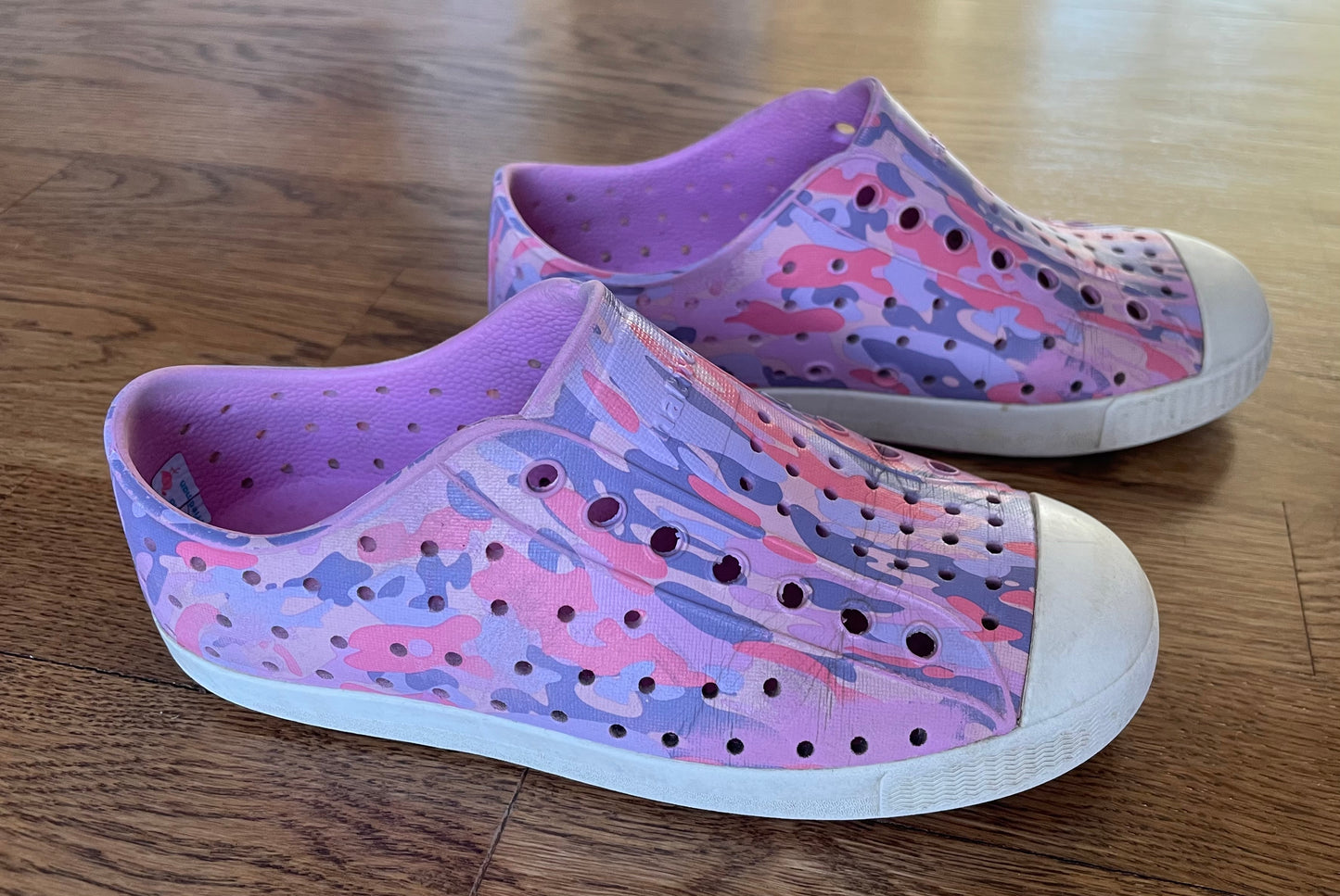 #5 Girls Native pink/purple camo shoes, size 13