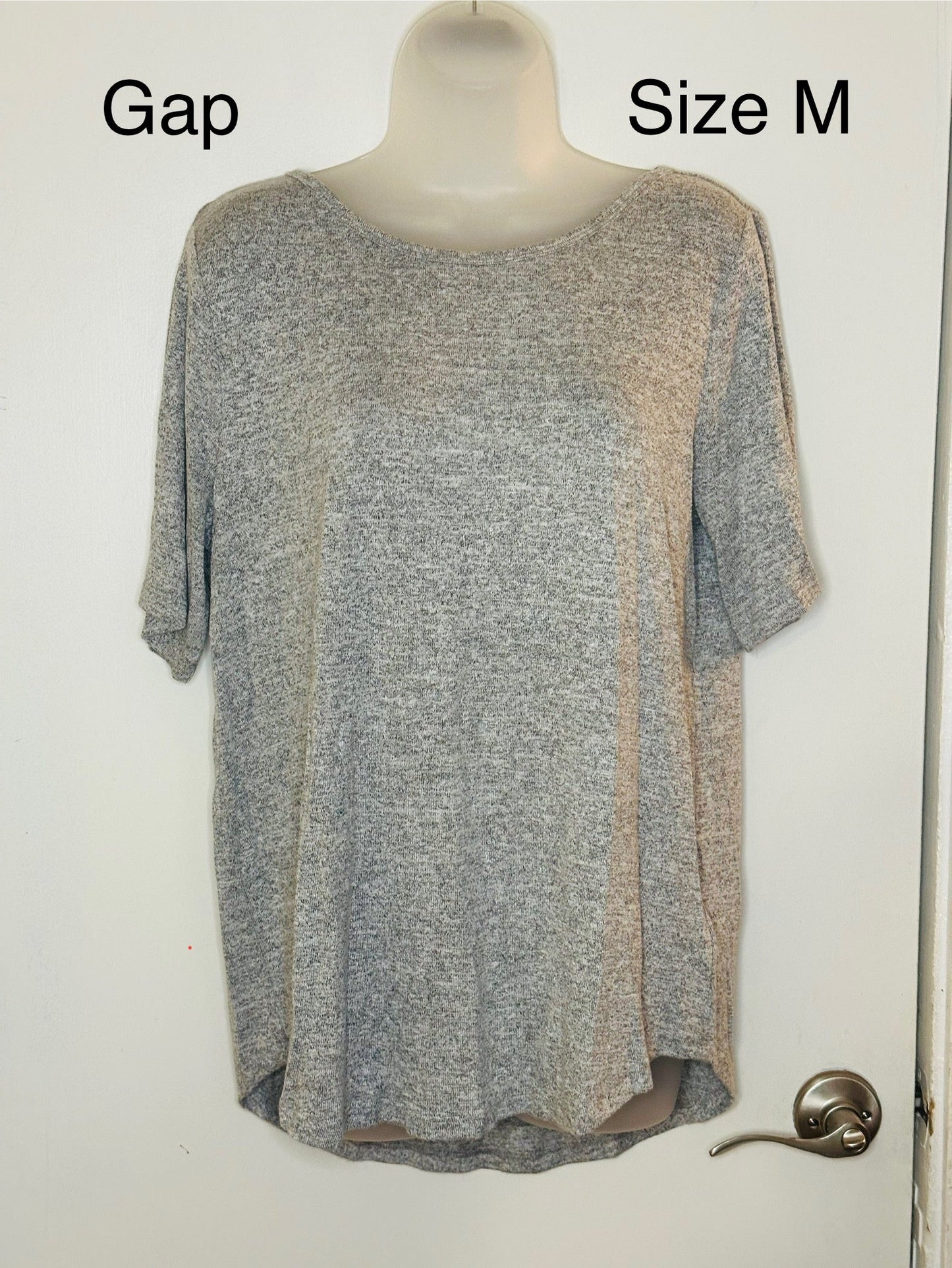 #186 Gap Maternity Gray Top - size M - EUC