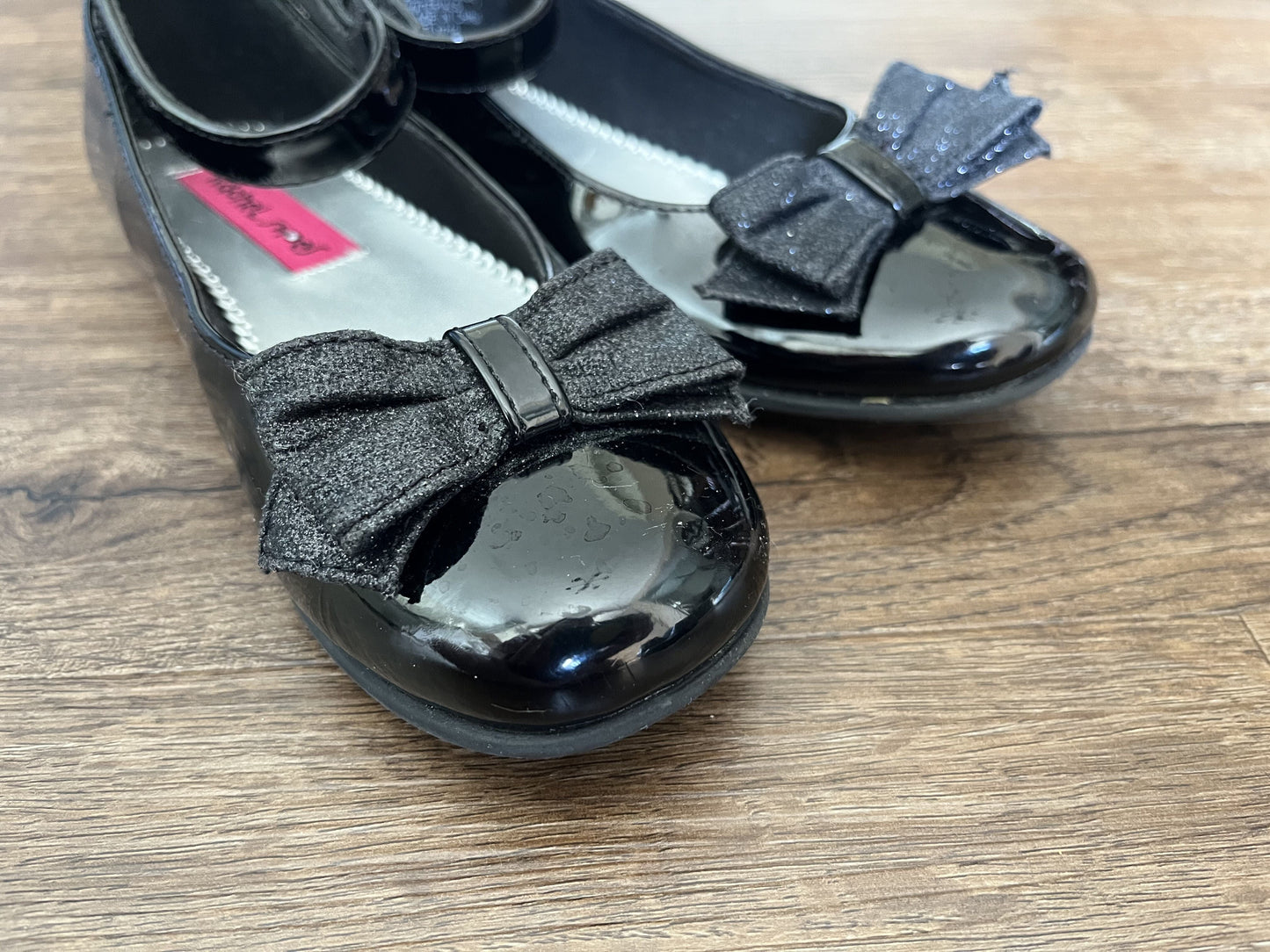 #124 Black Patent Girls Shoes w/ Glitter Bow Detail Size 2