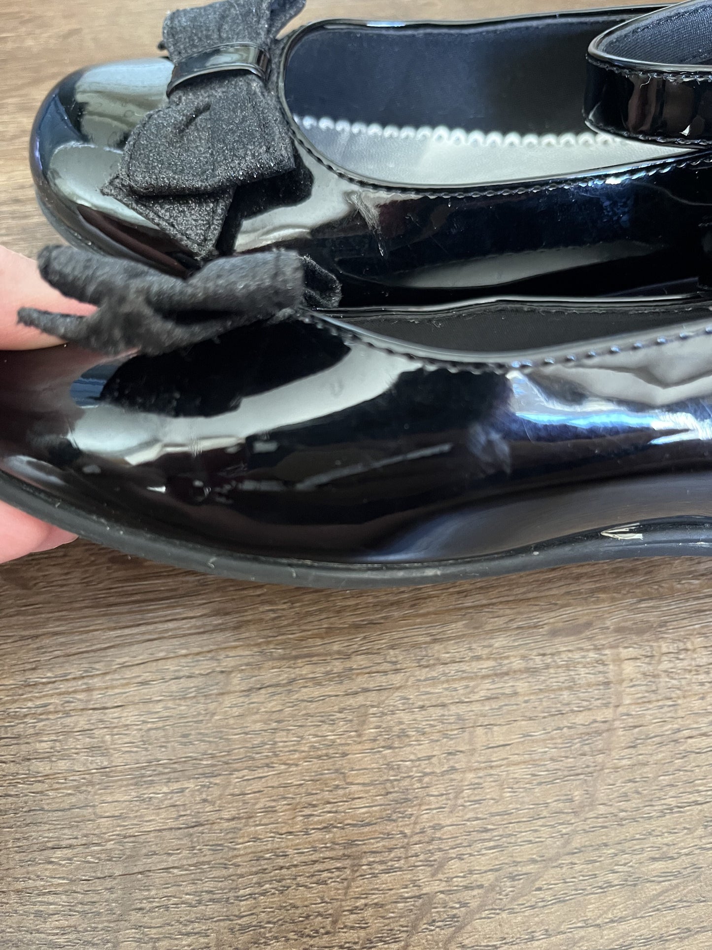 #124 Black Patent Girls Shoes w/ Glitter Bow Detail Size 2