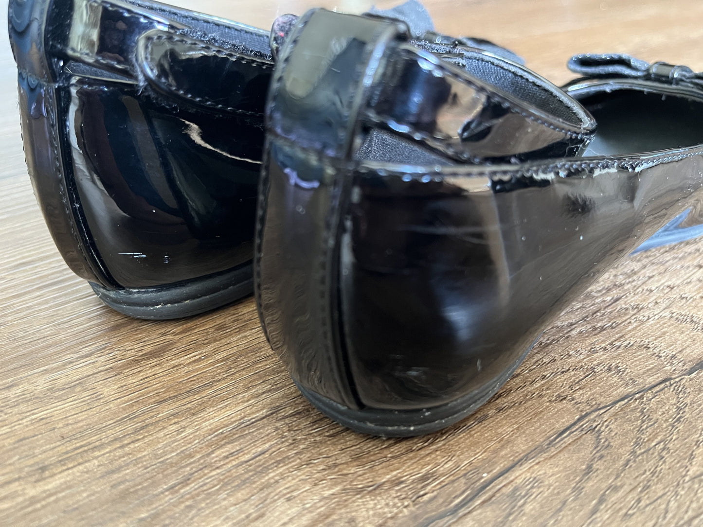 #124 Black Patent Girls Shoes w/ Glitter Bow Detail Size 2