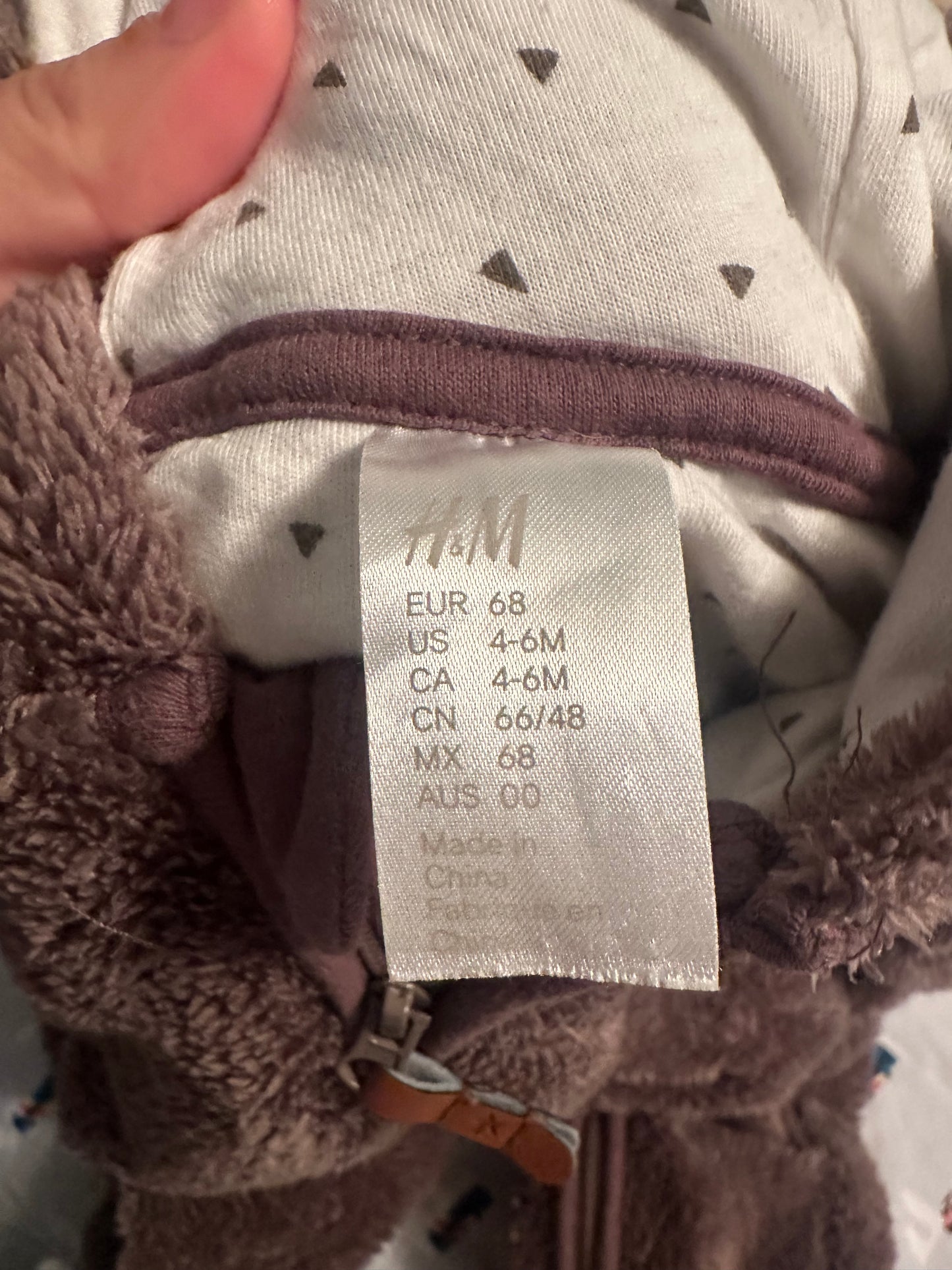 #24 size 6-12 months bear suit H&M